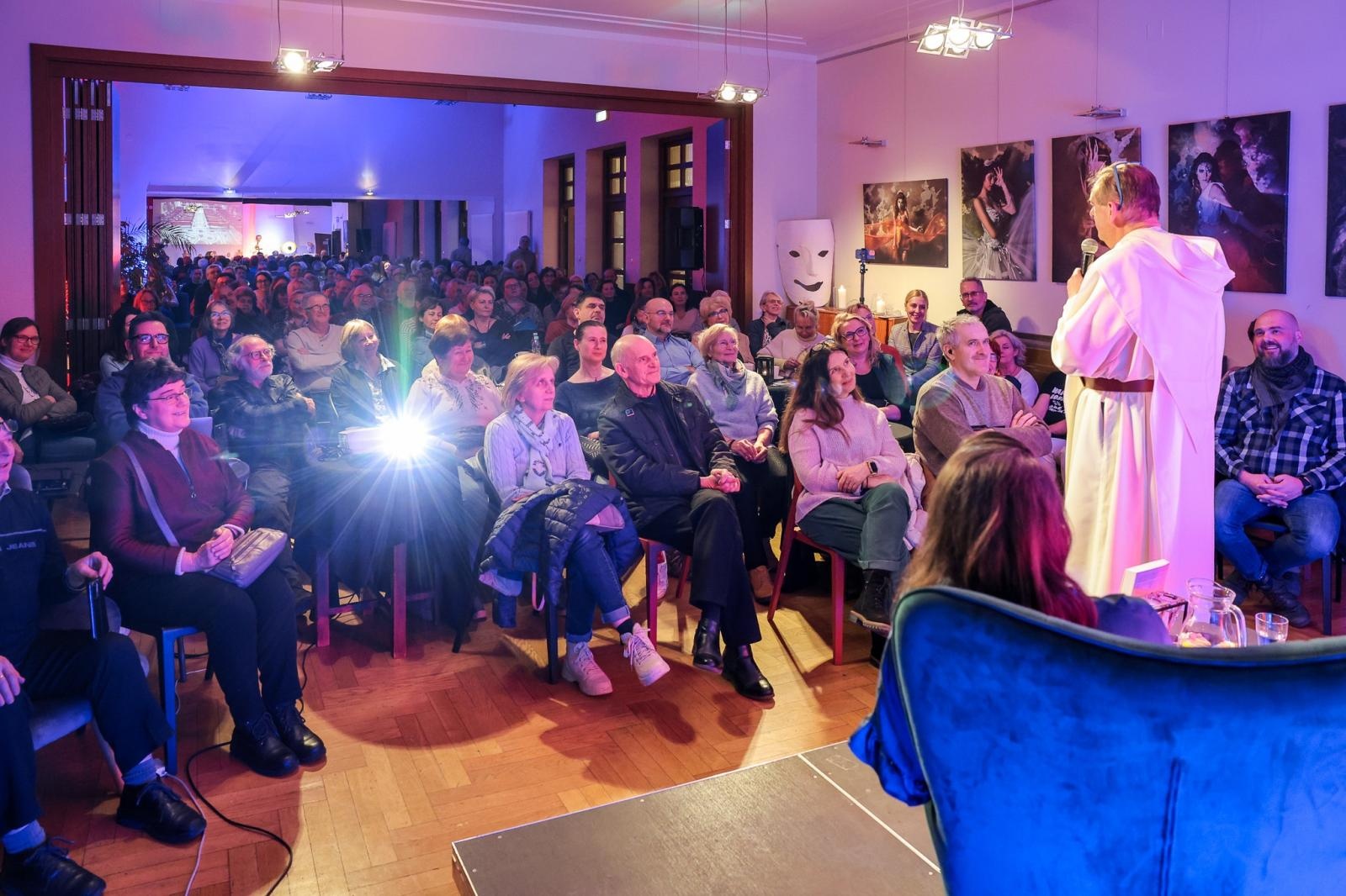 Zdjęcie w galerii na portalu naszraciborz.pl: NIE-WIARY-GODNE. Ojciec Agostino Lewandowski OSsT gościem spotkania W PUNKT w RCK wiadomości z regionu