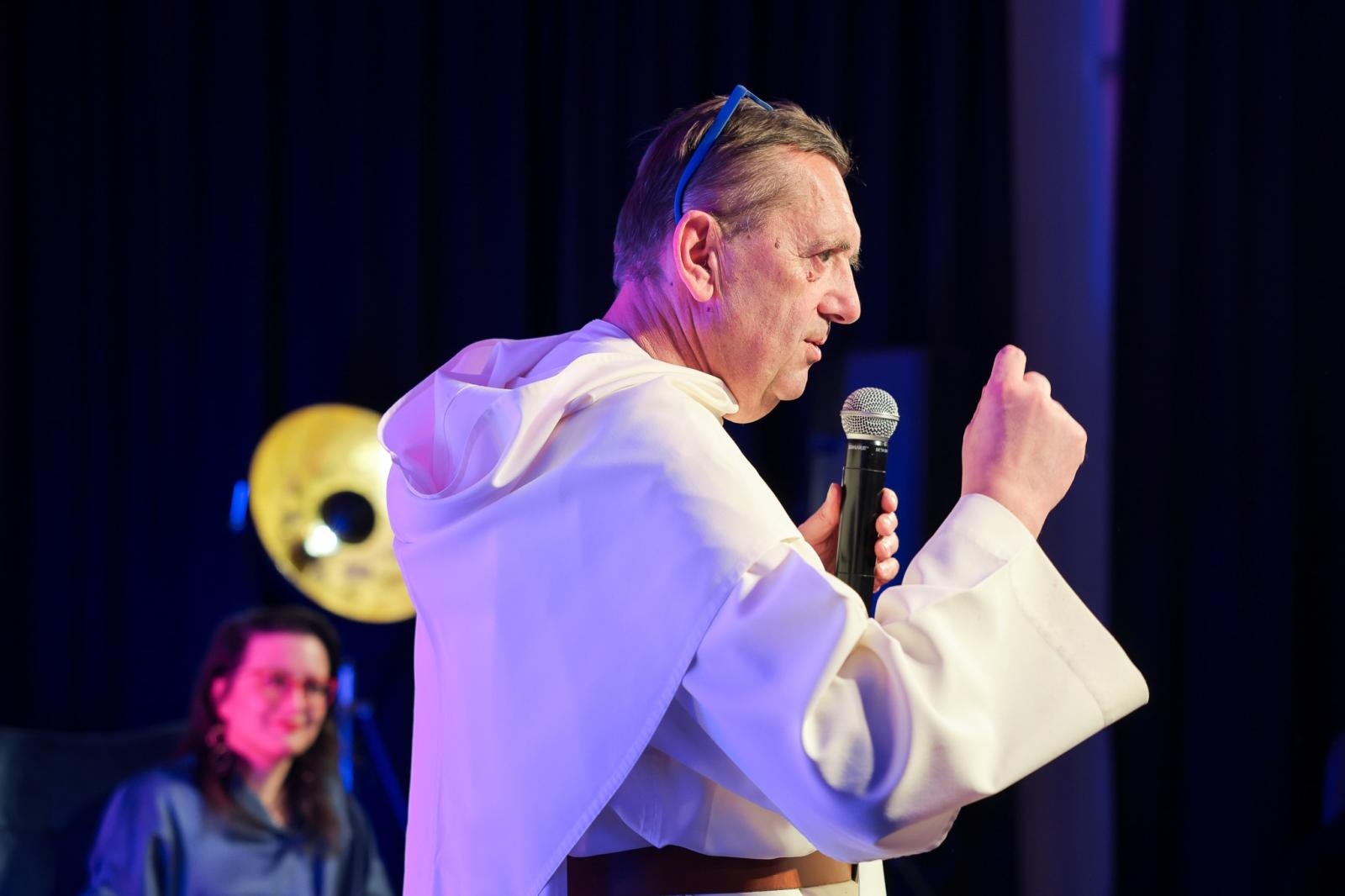 Zdjęcie w galerii na portalu naszraciborz.pl: NIE-WIARY-GODNE. Ojciec Agostino Lewandowski OSsT gościem spotkania W PUNKT w RCK wiadomości z regionu