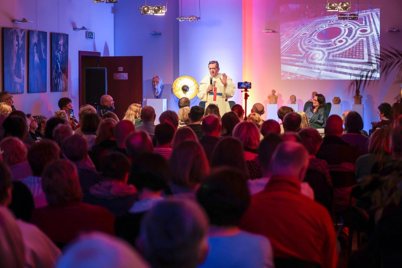 Zdjęcie w galerii na portalu naszraciborz.pl: NIE-WIARY-GODNE. Ojciec Agostino Lewandowski OSsT gościem spotkania W PUNKT w RCK wiadomości z regionu