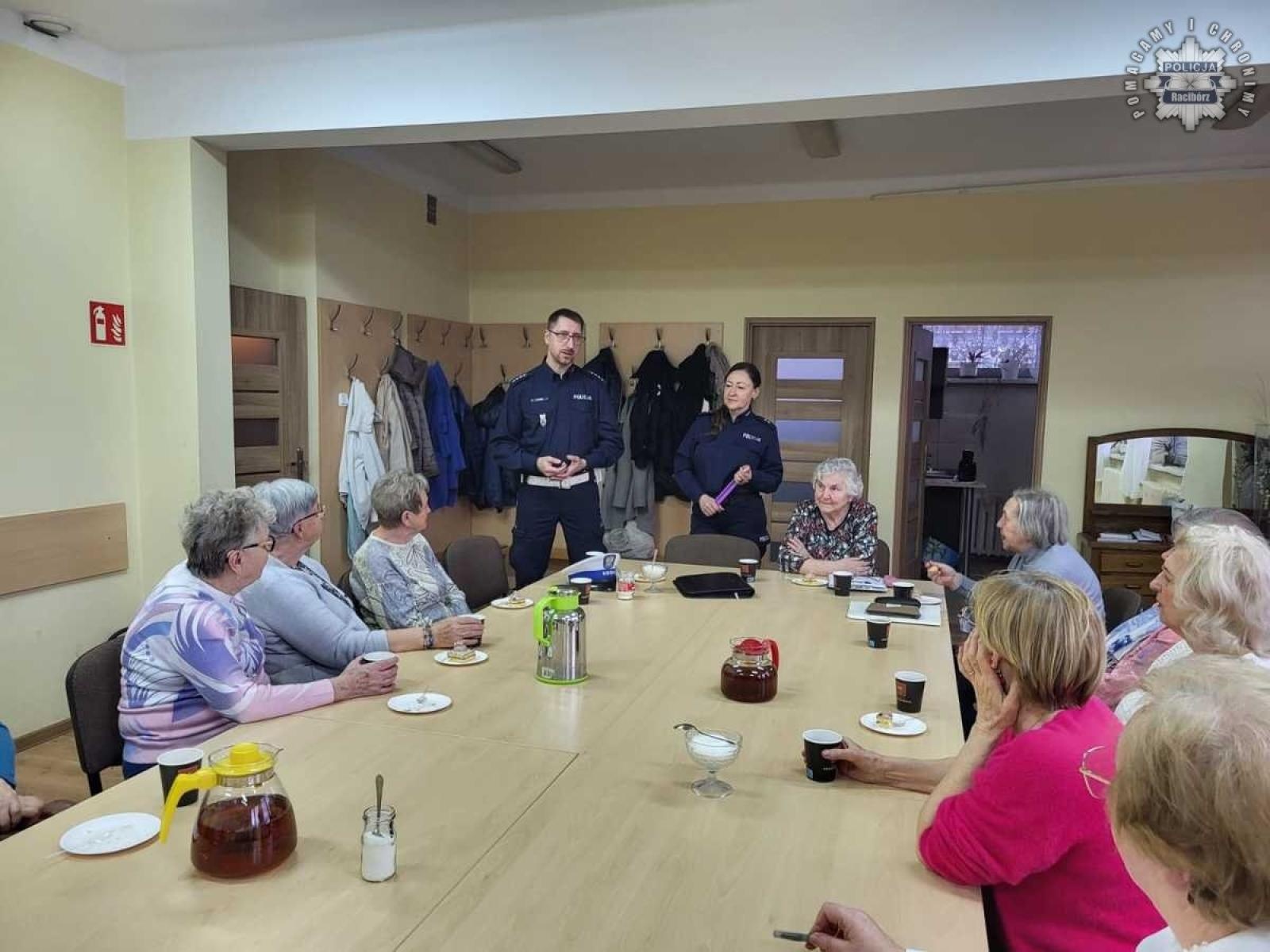 Zdjęcie w galerii na portalu naszraciborz.pl: Policjanci odwiedzili seniorów w Itace wiadomości z regionu
