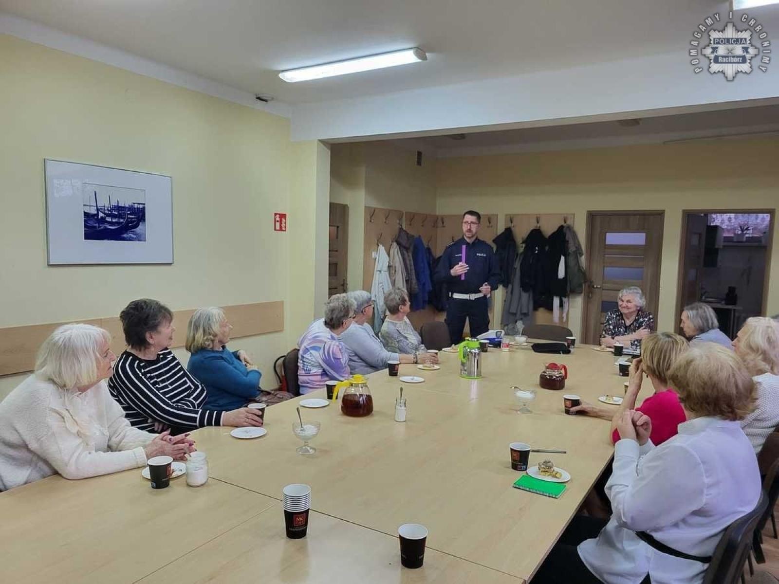 Zdjęcie w galerii na portalu naszraciborz.pl: Policjanci odwiedzili seniorów w Itace wiadomości z regionu
