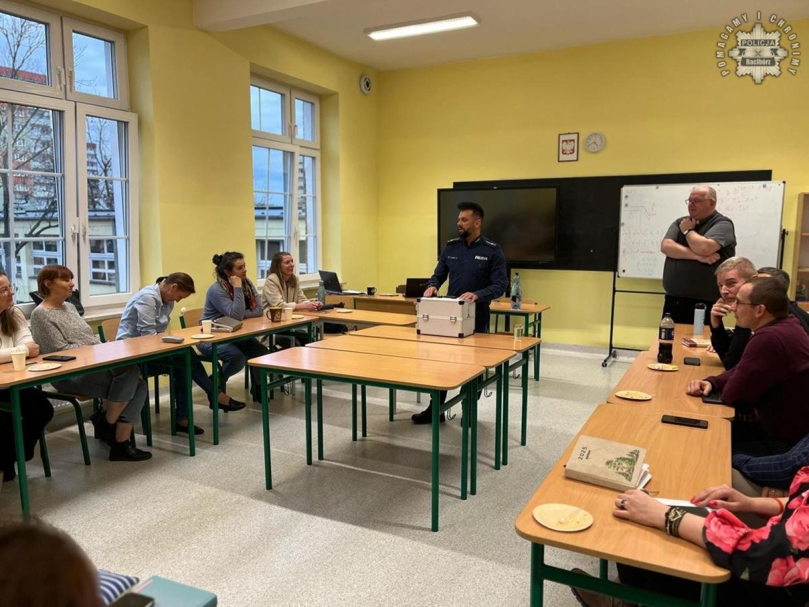 Zdjęcie w galerii na portalu naszraciborz.pl: Spotkanie z nauczycielami w Diecezjalnym Liceum Ogólnokształcącym wiadomości z regionu