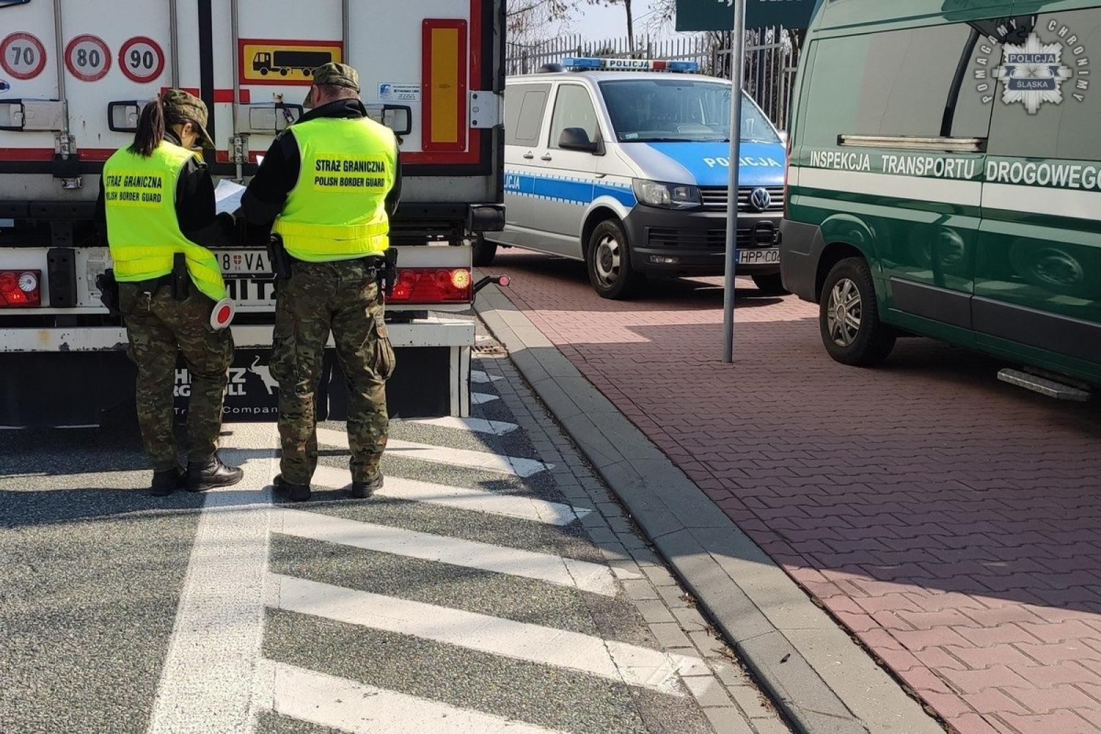 Zdjęcie w galerii na portalu naszraciborz.pl: Policyjne kontrole na kluczowych trasach granicznych, także w Chałupkach wiadomości z regionu