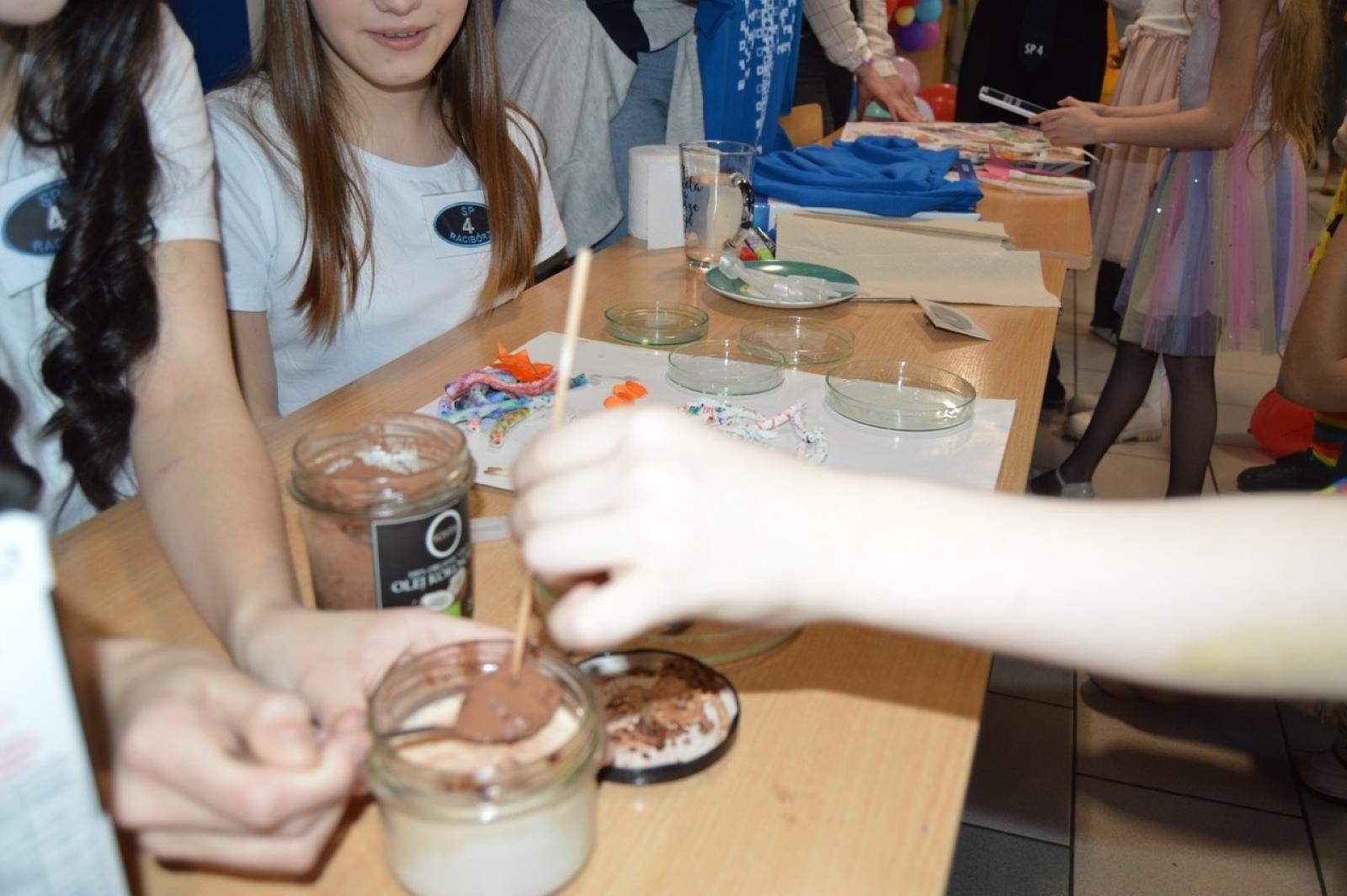 Zdjęcie w galerii na portalu naszraciborz.pl: Rozwiń skrzydła w SP4 – dzień otwarty dla przyszłych uczniów wiadomości z regionu