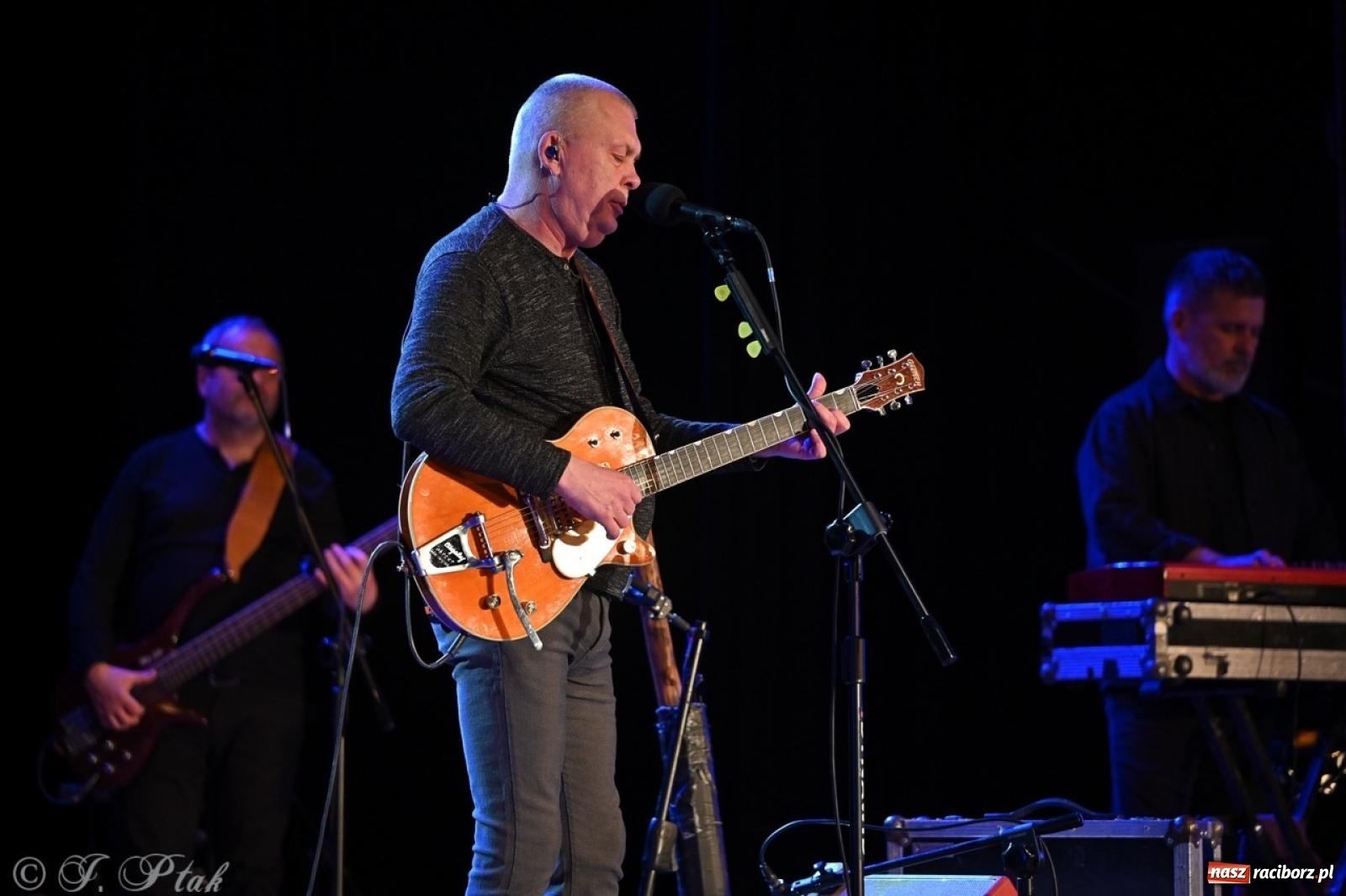 Zdjęcie w galerii na portalu naszraciborz.pl: Raz Dwa Trzy ponownie w Raciborzu. Koncert przypadł w ważną rocznicę wiadomości z regionu