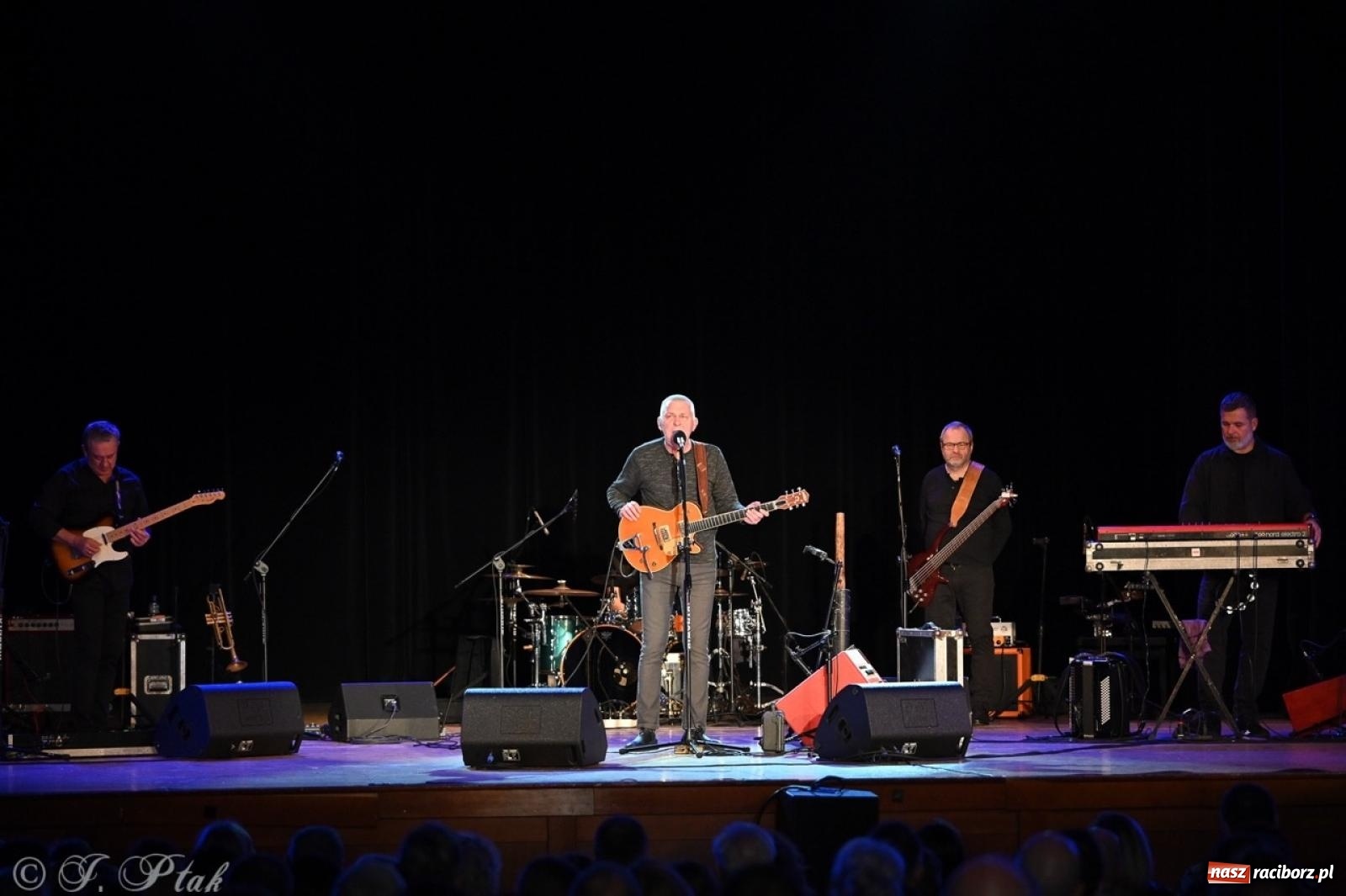 Zdjęcie w galerii na portalu naszraciborz.pl: Raz Dwa Trzy ponownie w Raciborzu. Koncert przypadł w ważną rocznicę wiadomości z regionu