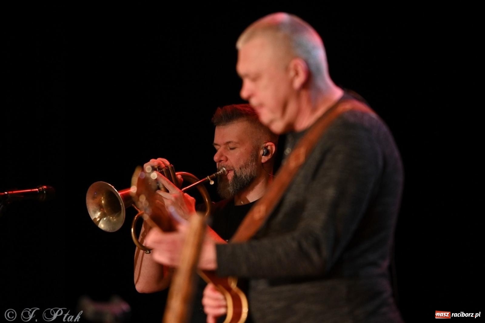 Zdjęcie w galerii na portalu naszraciborz.pl: Raz Dwa Trzy ponownie w Raciborzu. Koncert przypadł w ważną rocznicę wiadomości z regionu