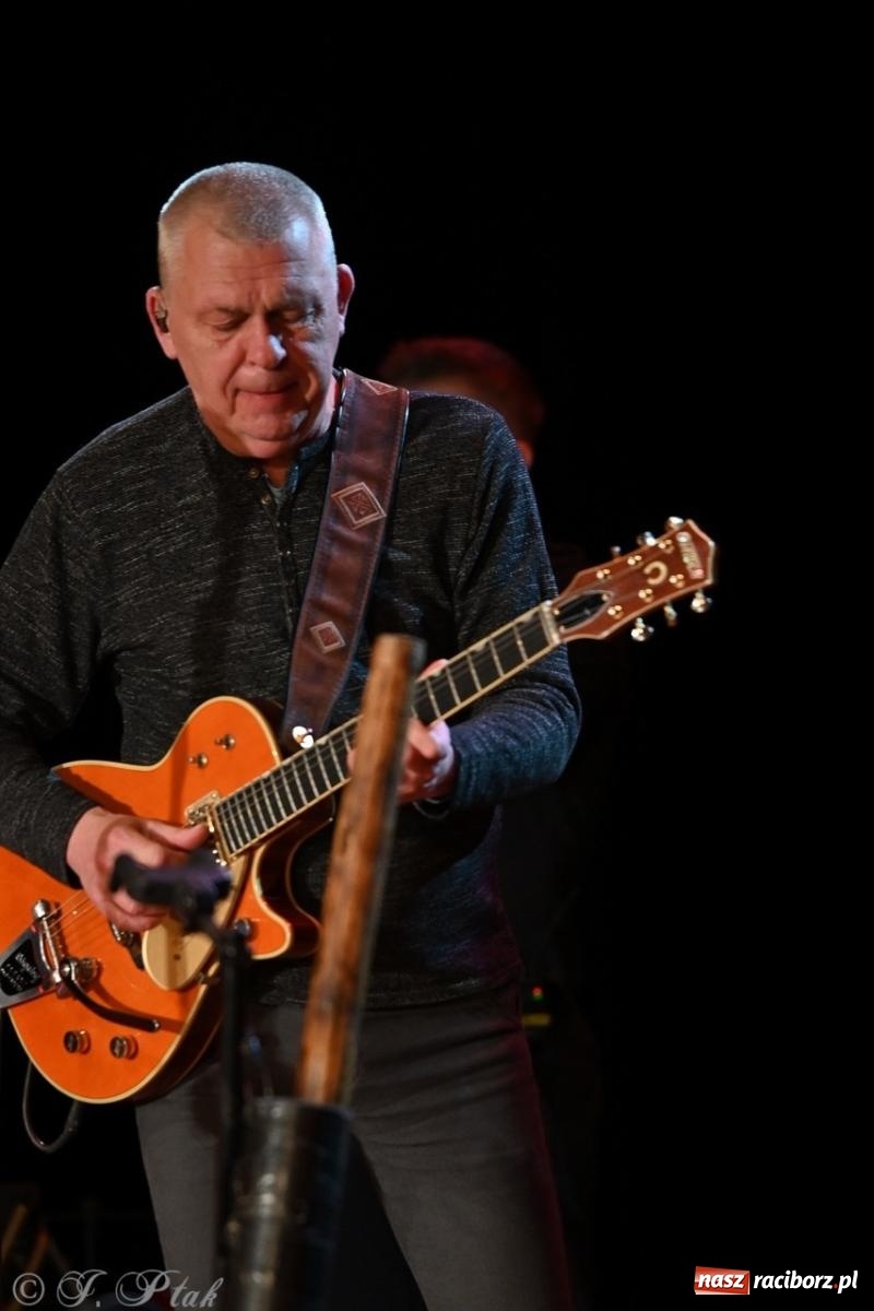 Zdjęcie w galerii na portalu naszraciborz.pl: Raz Dwa Trzy ponownie w Raciborzu. Koncert przypadł w ważną rocznicę wiadomości z regionu