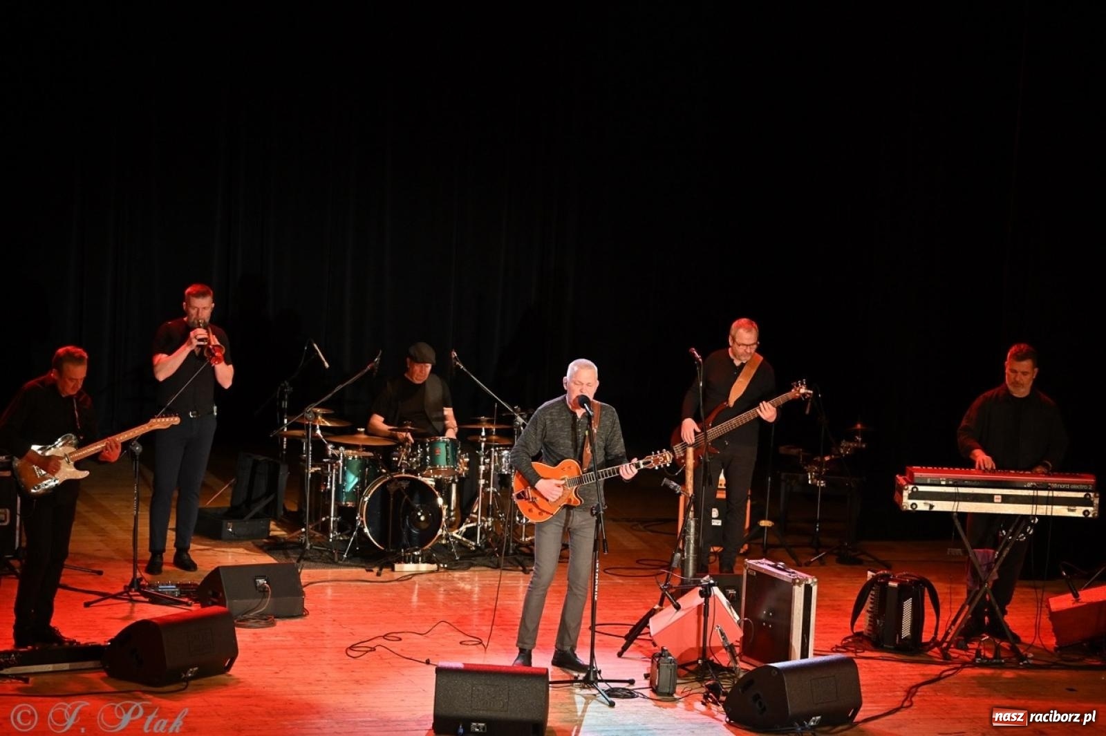 Zdjęcie w galerii na portalu naszraciborz.pl: Raz Dwa Trzy ponownie w Raciborzu. Koncert przypadł w ważną rocznicę wiadomości z regionu