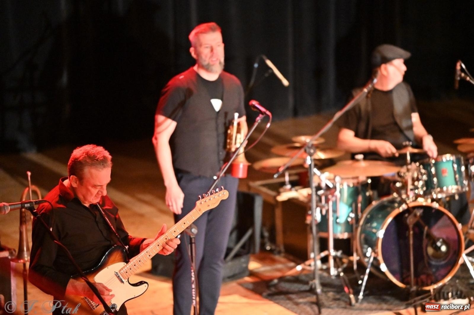 Zdjęcie w galerii na portalu naszraciborz.pl: Raz Dwa Trzy ponownie w Raciborzu. Koncert przypadł w ważną rocznicę wiadomości z regionu