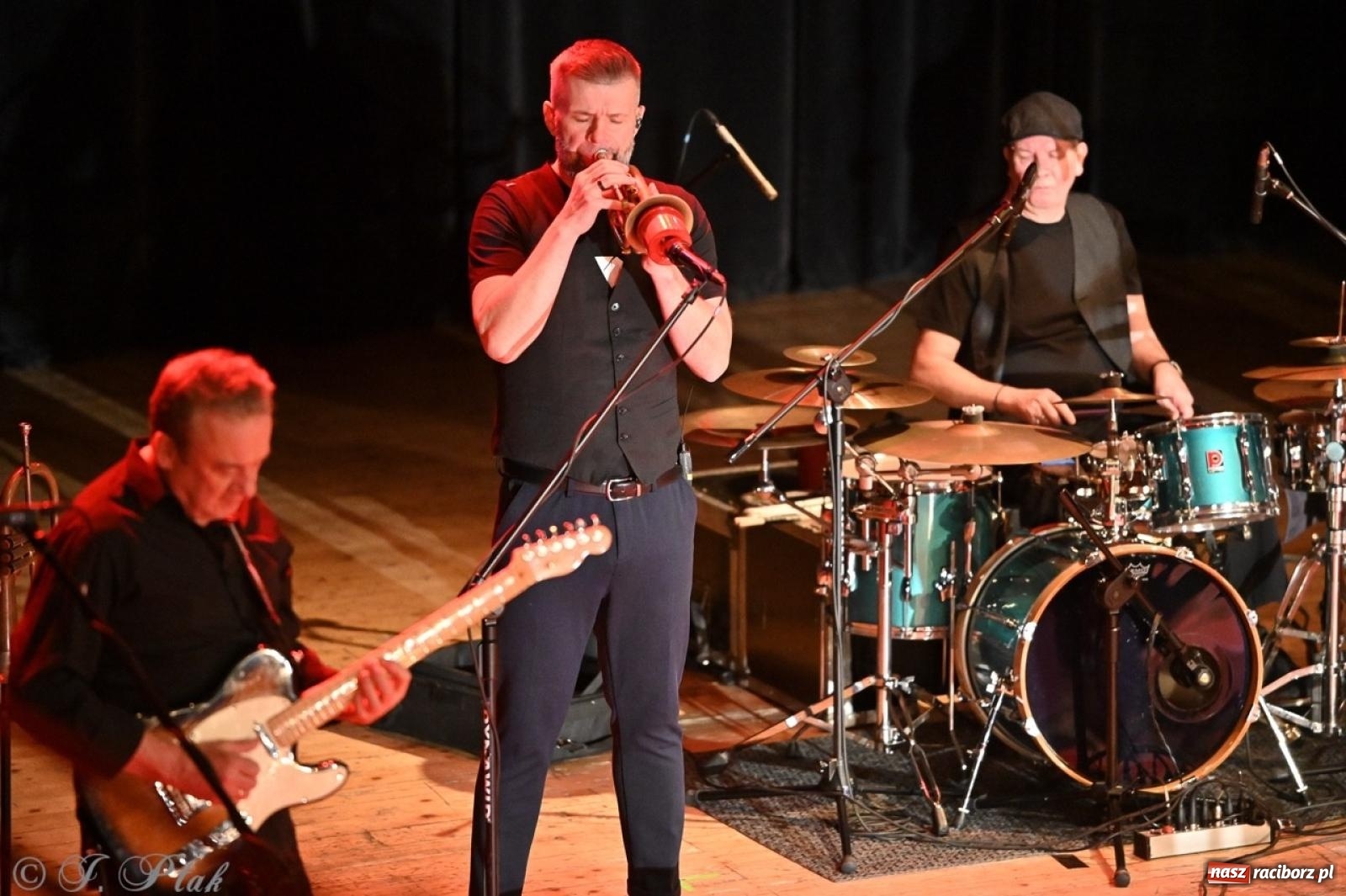 Zdjęcie w galerii na portalu naszraciborz.pl: Raz Dwa Trzy ponownie w Raciborzu. Koncert przypadł w ważną rocznicę wiadomości z regionu