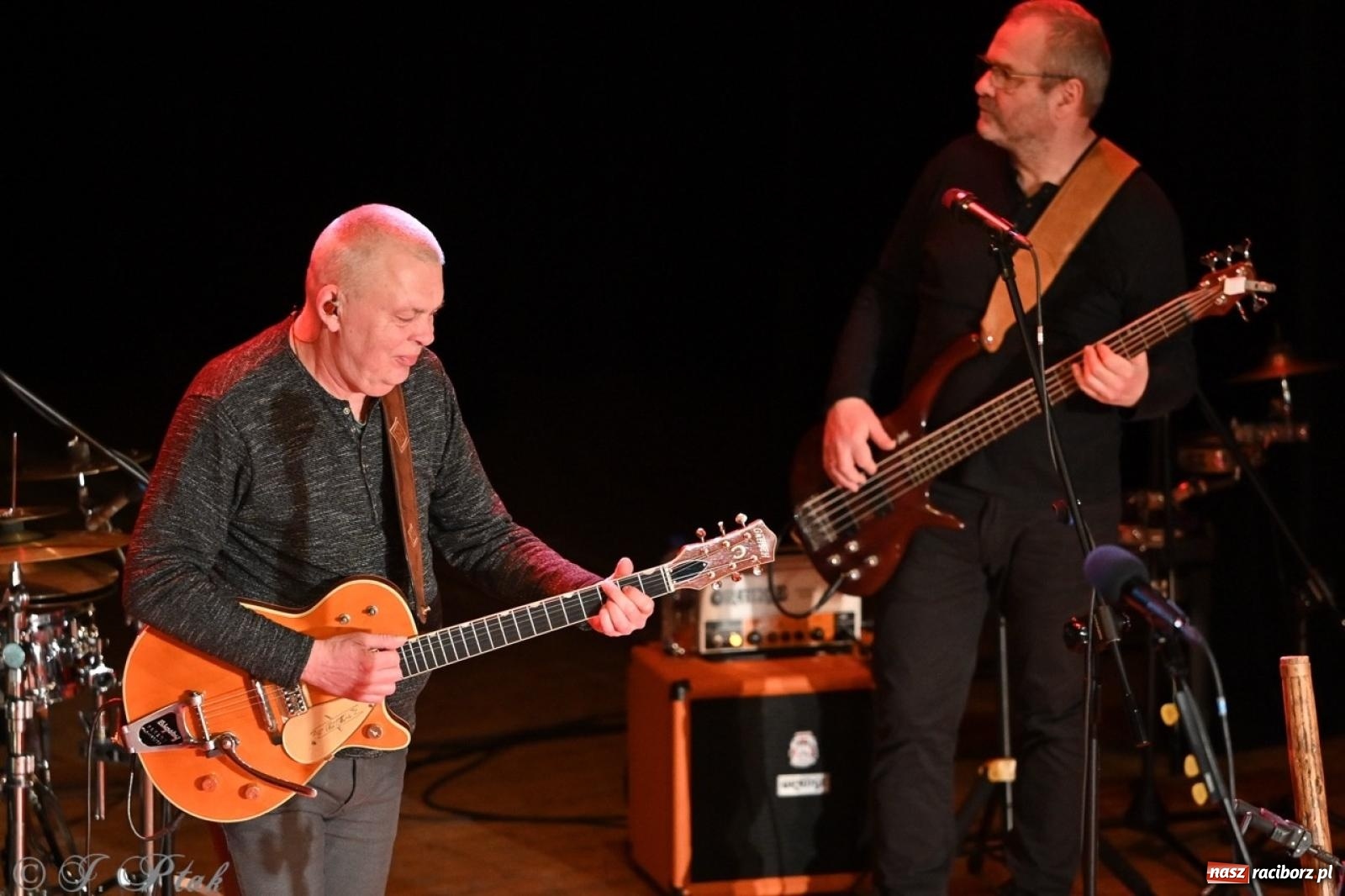 Zdjęcie w galerii na portalu naszraciborz.pl: Raz Dwa Trzy ponownie w Raciborzu. Koncert przypadł w ważną rocznicę wiadomości z regionu