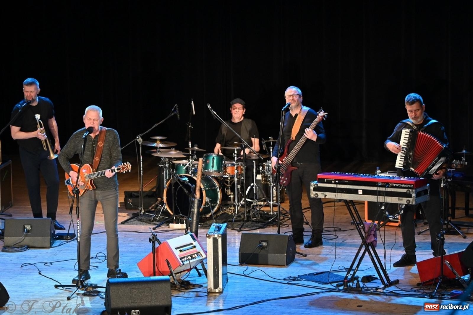 Zdjęcie w galerii na portalu naszraciborz.pl: Raz Dwa Trzy ponownie w Raciborzu. Koncert przypadł w ważną rocznicę wiadomości z regionu