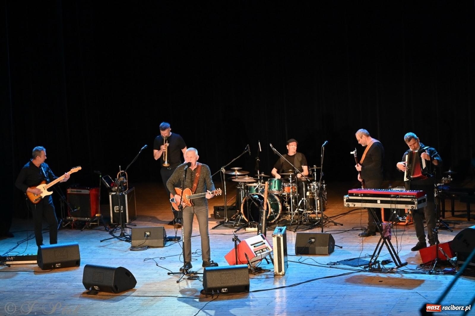 Zdjęcie w galerii na portalu naszraciborz.pl: Raz Dwa Trzy ponownie w Raciborzu. Koncert przypadł w ważną rocznicę wiadomości z regionu