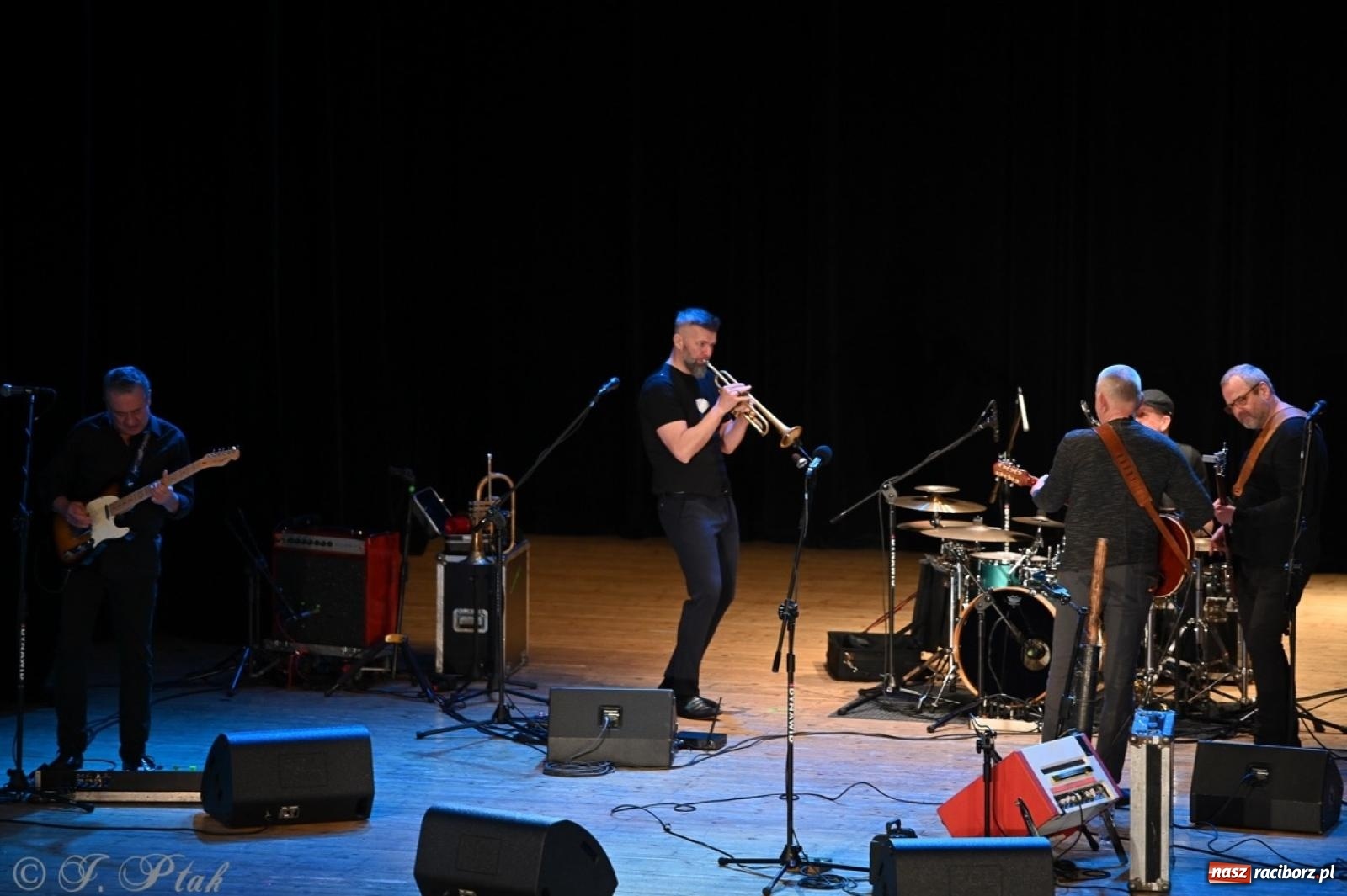 Zdjęcie w galerii na portalu naszraciborz.pl: Raz Dwa Trzy ponownie w Raciborzu. Koncert przypadł w ważną rocznicę wiadomości z regionu