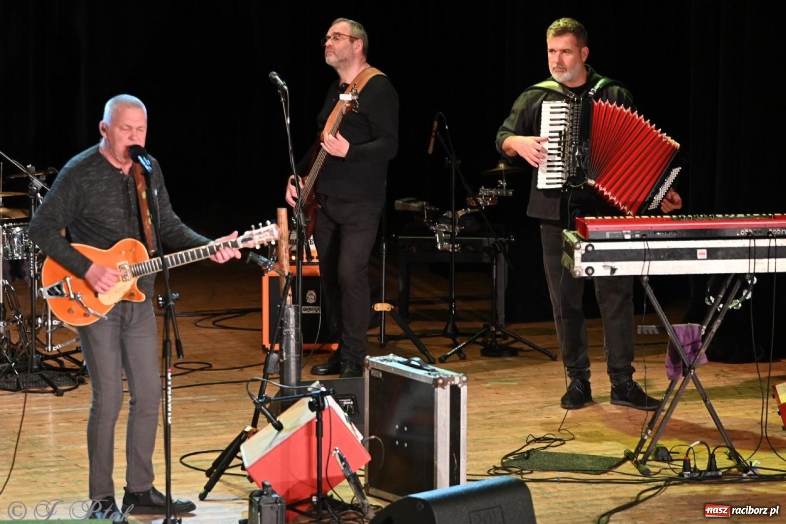 Zdjęcie w galerii na portalu naszraciborz.pl: Raz Dwa Trzy ponownie w Raciborzu. Koncert przypadł w ważną rocznicę wiadomości z regionu