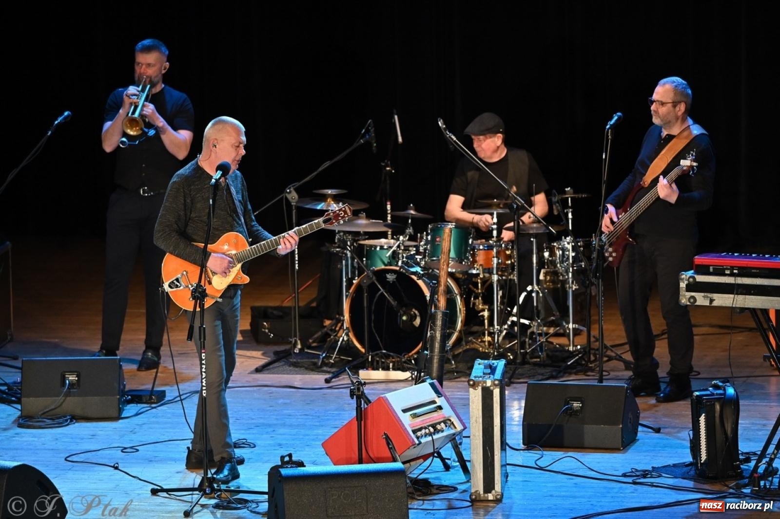 Zdjęcie w galerii na portalu naszraciborz.pl: Raz Dwa Trzy ponownie w Raciborzu. Koncert przypadł w ważną rocznicę wiadomości z regionu