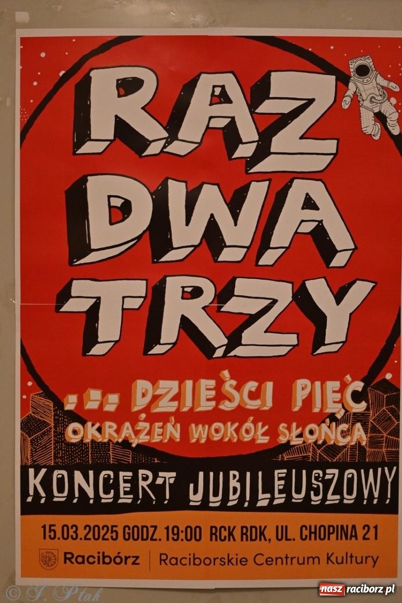 Zdjęcie w galerii na portalu naszraciborz.pl: Raz Dwa Trzy ponownie w Raciborzu. Koncert przypadł w ważną rocznicę wiadomości z regionu