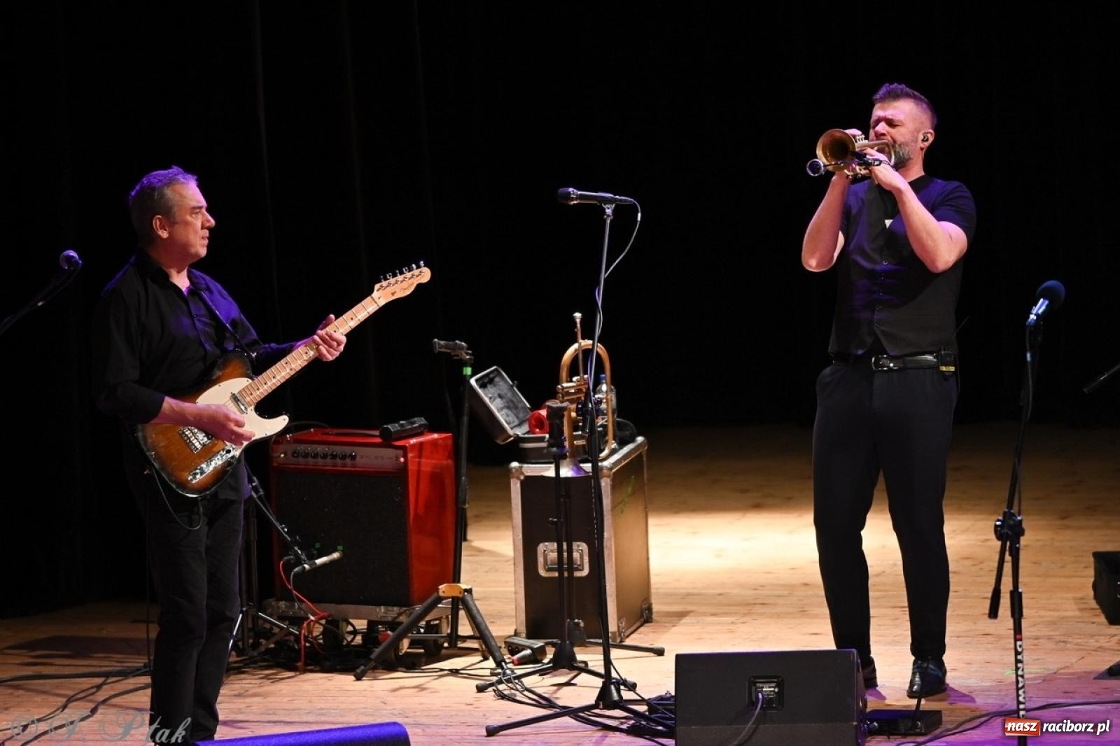 Zdjęcie w galerii na portalu naszraciborz.pl: Raz Dwa Trzy ponownie w Raciborzu. Koncert przypadł w ważną rocznicę wiadomości z regionu