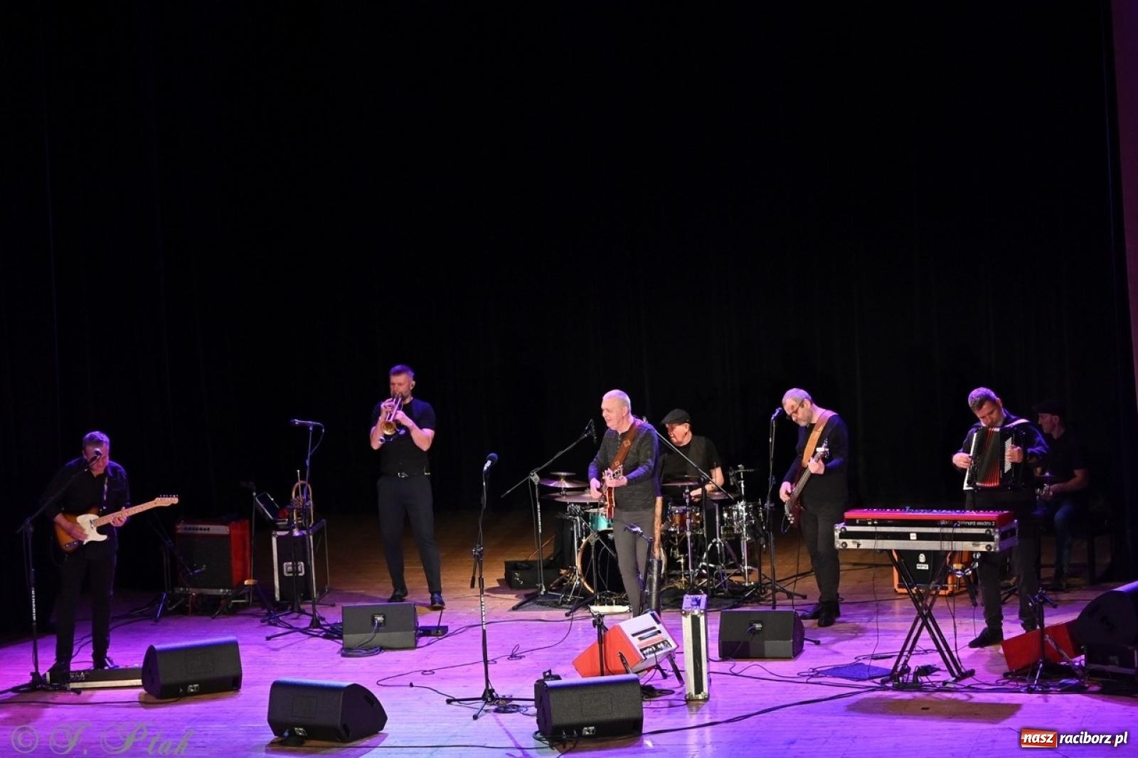 Zdjęcie w galerii na portalu naszraciborz.pl: Raz Dwa Trzy ponownie w Raciborzu. Koncert przypadł w ważną rocznicę wiadomości z regionu