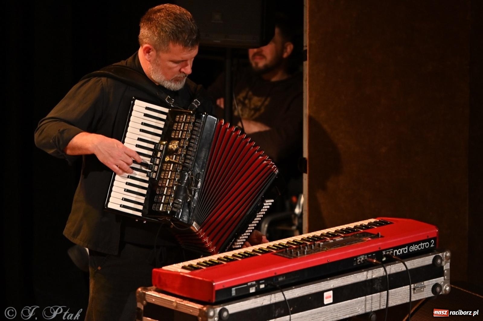 Zdjęcie w galerii na portalu naszraciborz.pl: Raz Dwa Trzy ponownie w Raciborzu. Koncert przypadł w ważną rocznicę wiadomości z regionu