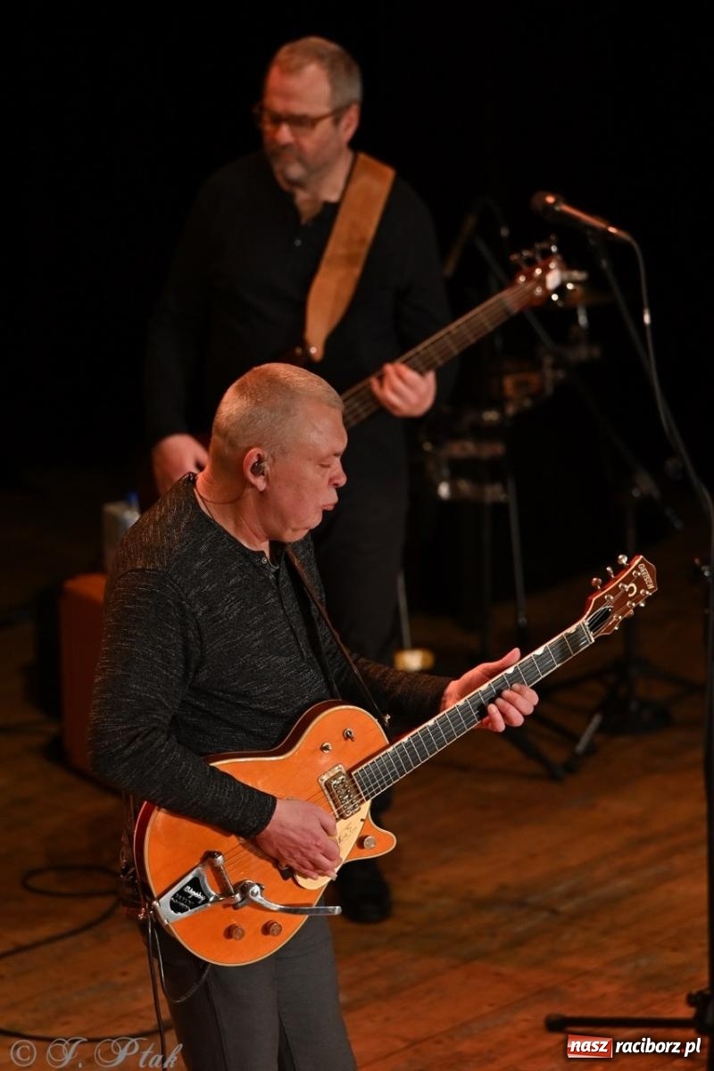 Zdjęcie w galerii na portalu naszraciborz.pl: Raz Dwa Trzy ponownie w Raciborzu. Koncert przypadł w ważną rocznicę wiadomości z regionu