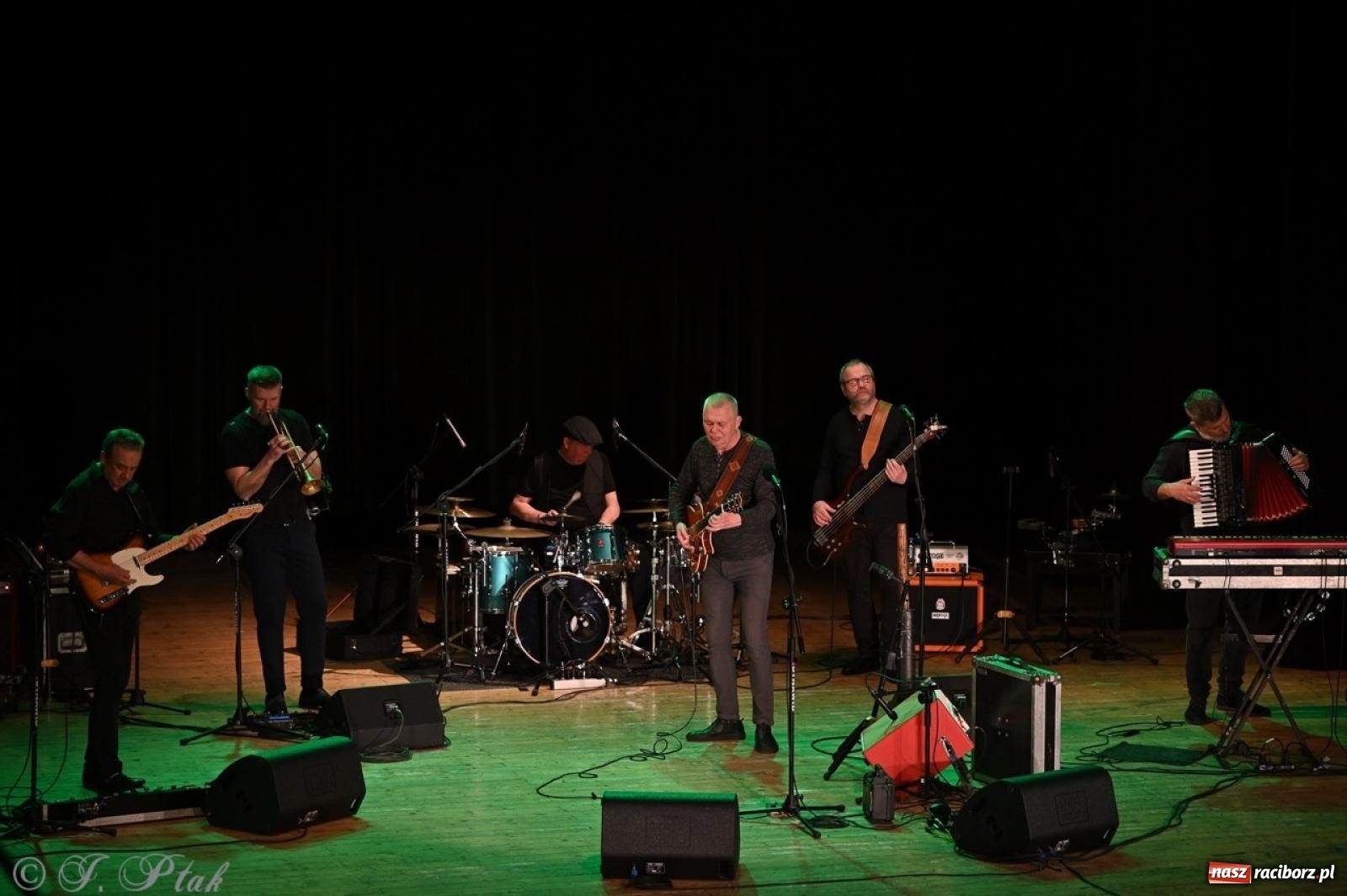 Zdjęcie w galerii na portalu naszraciborz.pl: Raz Dwa Trzy ponownie w Raciborzu. Koncert przypadł w ważną rocznicę wiadomości z regionu