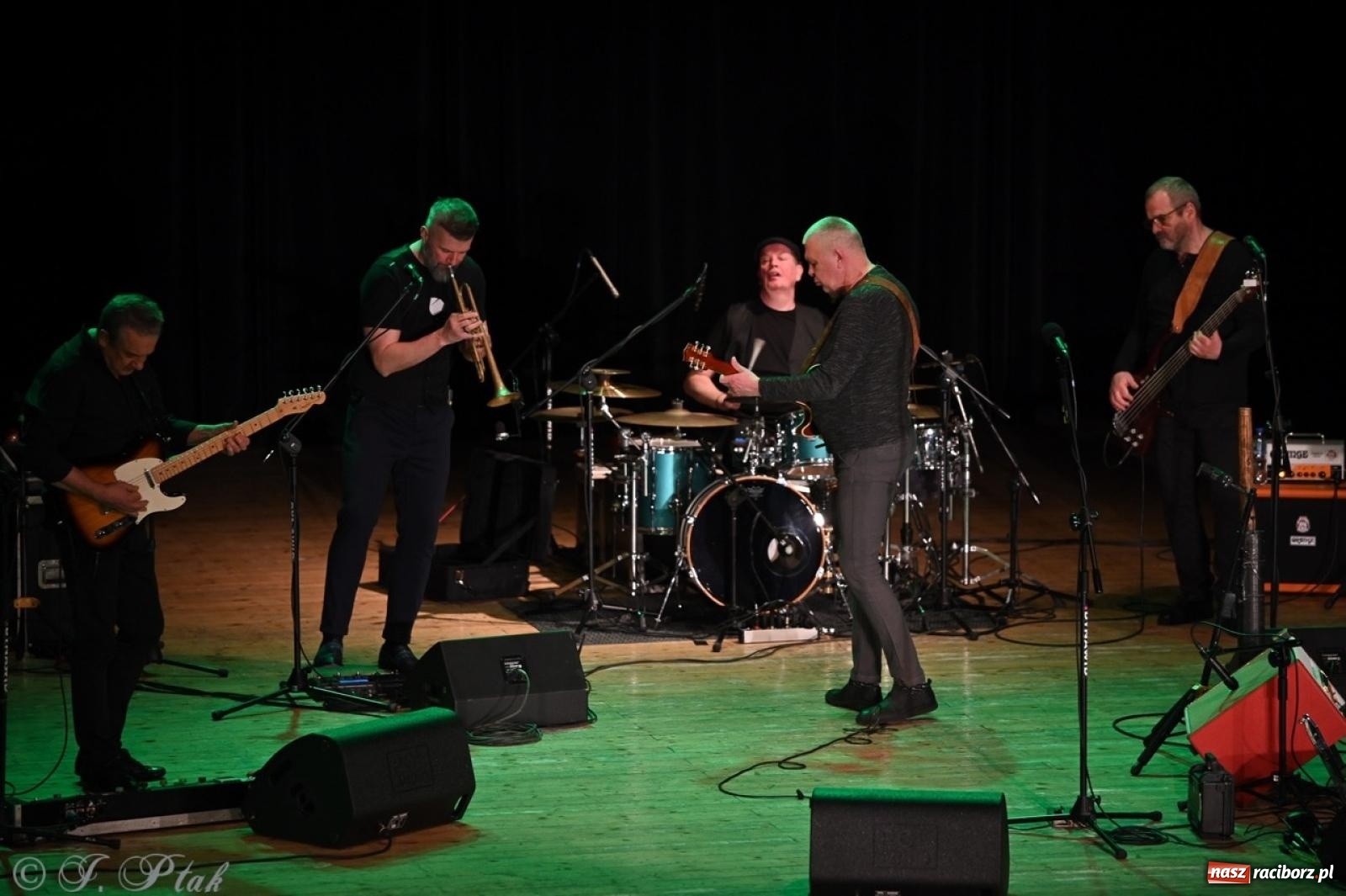 Zdjęcie w galerii na portalu naszraciborz.pl: Raz Dwa Trzy ponownie w Raciborzu. Koncert przypadł w ważną rocznicę wiadomości z regionu