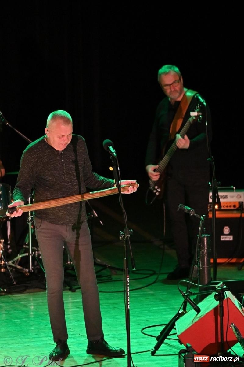 Zdjęcie w galerii na portalu naszraciborz.pl: Raz Dwa Trzy ponownie w Raciborzu. Koncert przypadł w ważną rocznicę wiadomości z regionu