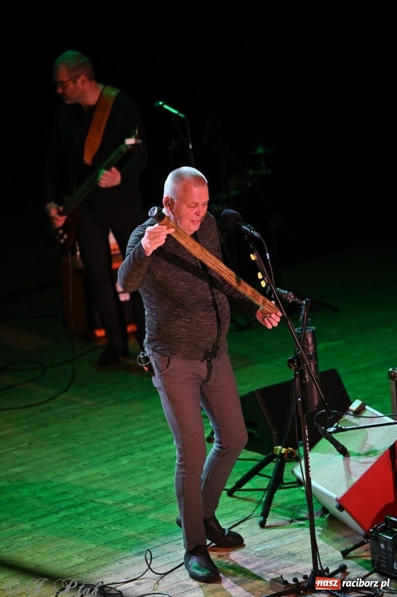 Zdjęcie w galerii na portalu naszraciborz.pl: Raz Dwa Trzy ponownie w Raciborzu. Koncert przypadł w ważną rocznicę wiadomości z regionu