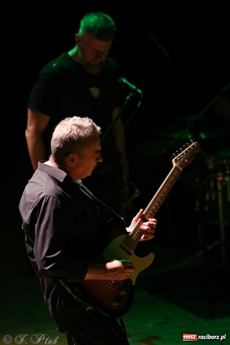 Zdjęcie w galerii na portalu naszraciborz.pl: Raz Dwa Trzy ponownie w Raciborzu. Koncert przypadł w ważną rocznicę wiadomości z regionu