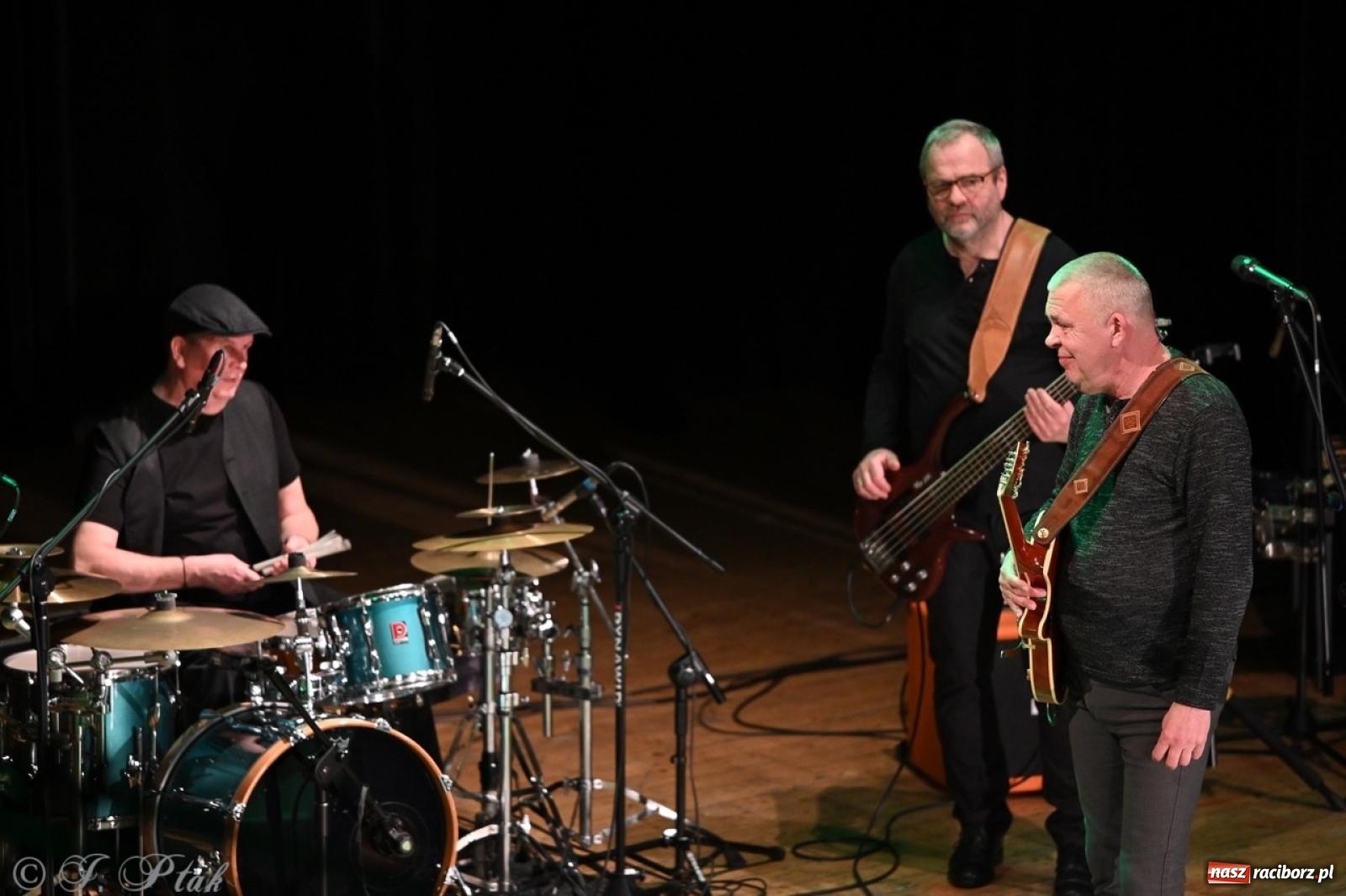 Zdjęcie w galerii na portalu naszraciborz.pl: Raz Dwa Trzy ponownie w Raciborzu. Koncert przypadł w ważną rocznicę wiadomości z regionu