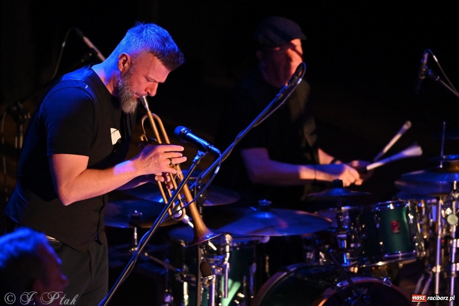 Zdjęcie w galerii na portalu naszraciborz.pl: Raz Dwa Trzy ponownie w Raciborzu. Koncert przypadł w ważną rocznicę wiadomości z regionu