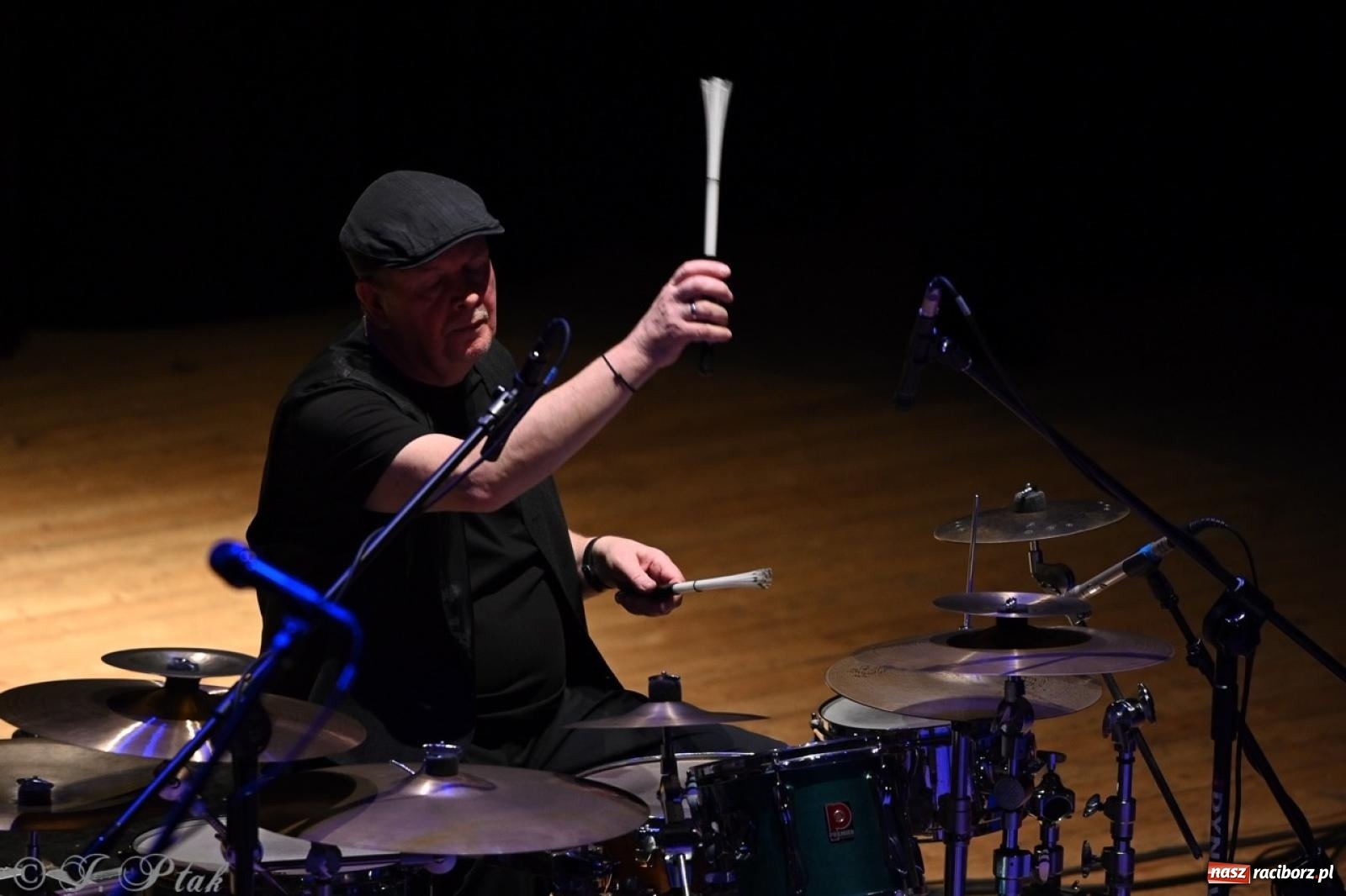 Zdjęcie w galerii na portalu naszraciborz.pl: Raz Dwa Trzy ponownie w Raciborzu. Koncert przypadł w ważną rocznicę wiadomości z regionu