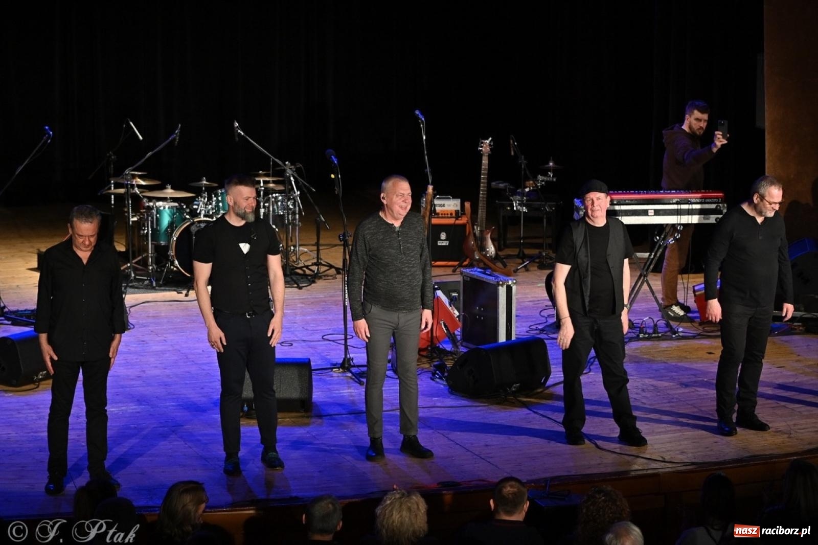 Zdjęcie w galerii na portalu naszraciborz.pl: Raz Dwa Trzy ponownie w Raciborzu. Koncert przypadł w ważną rocznicę wiadomości z regionu