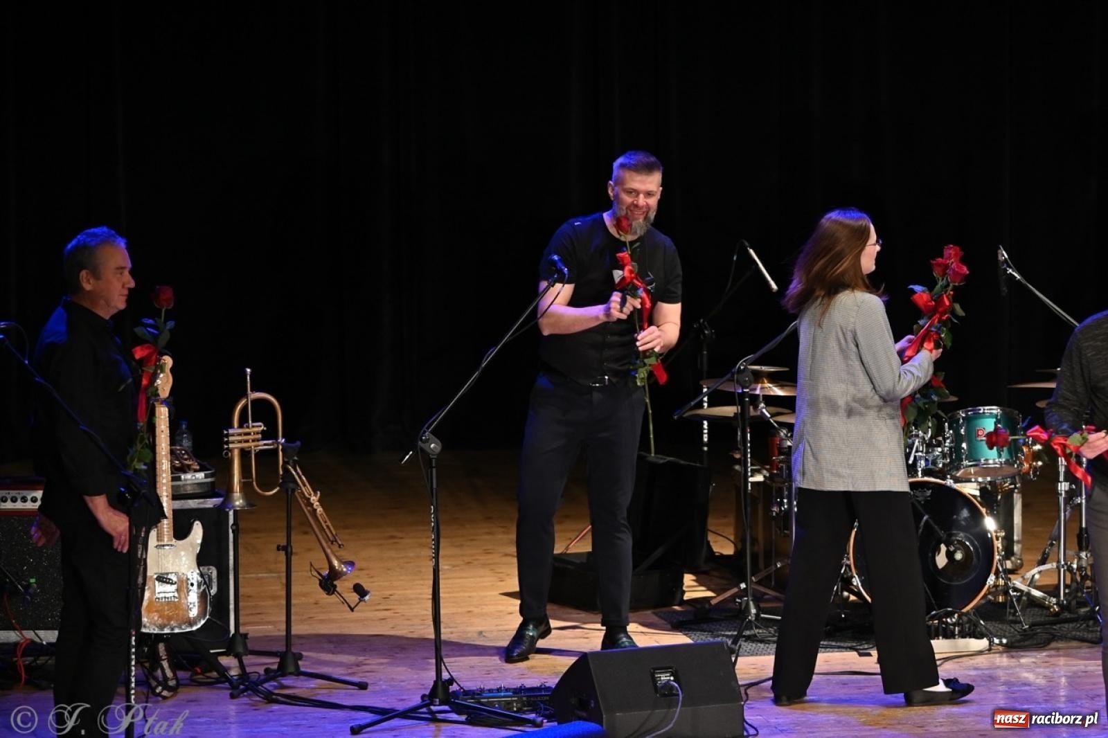 Zdjęcie w galerii na portalu naszraciborz.pl: Raz Dwa Trzy ponownie w Raciborzu. Koncert przypadł w ważną rocznicę wiadomości z regionu