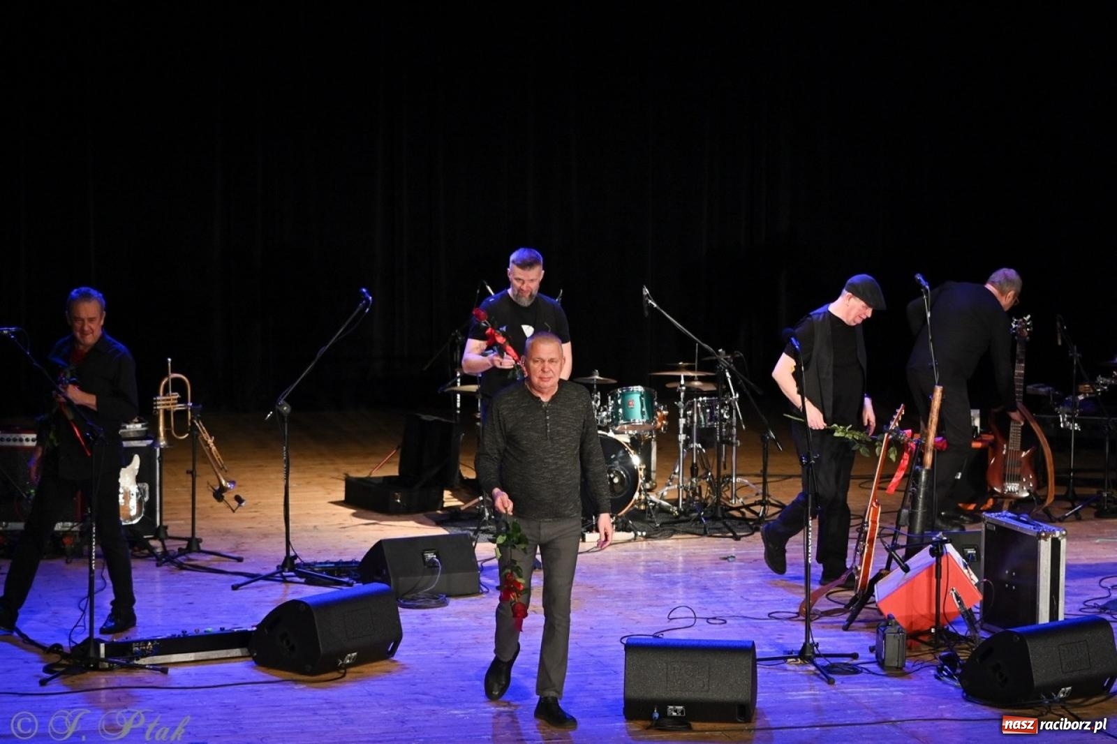 Zdjęcie w galerii na portalu naszraciborz.pl: Raz Dwa Trzy ponownie w Raciborzu. Koncert przypadł w ważną rocznicę wiadomości z regionu