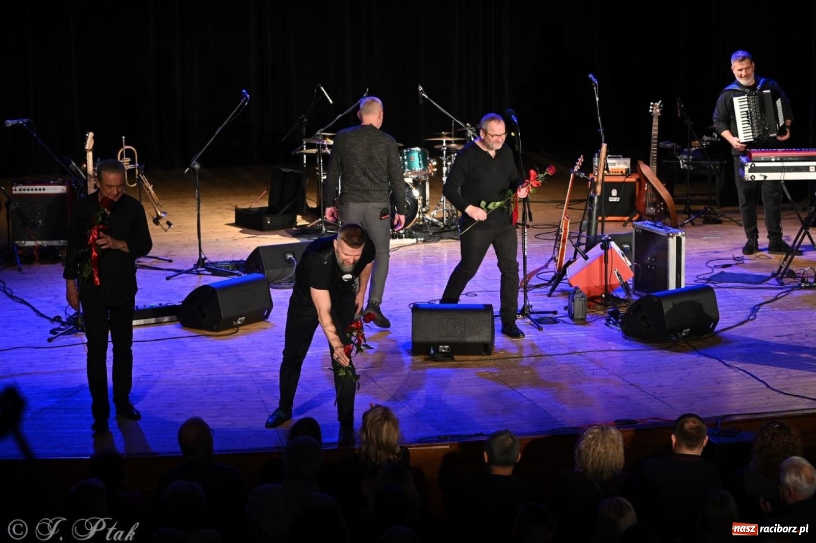 Zdjęcie w galerii na portalu naszraciborz.pl: Raz Dwa Trzy ponownie w Raciborzu. Koncert przypadł w ważną rocznicę wiadomości z regionu