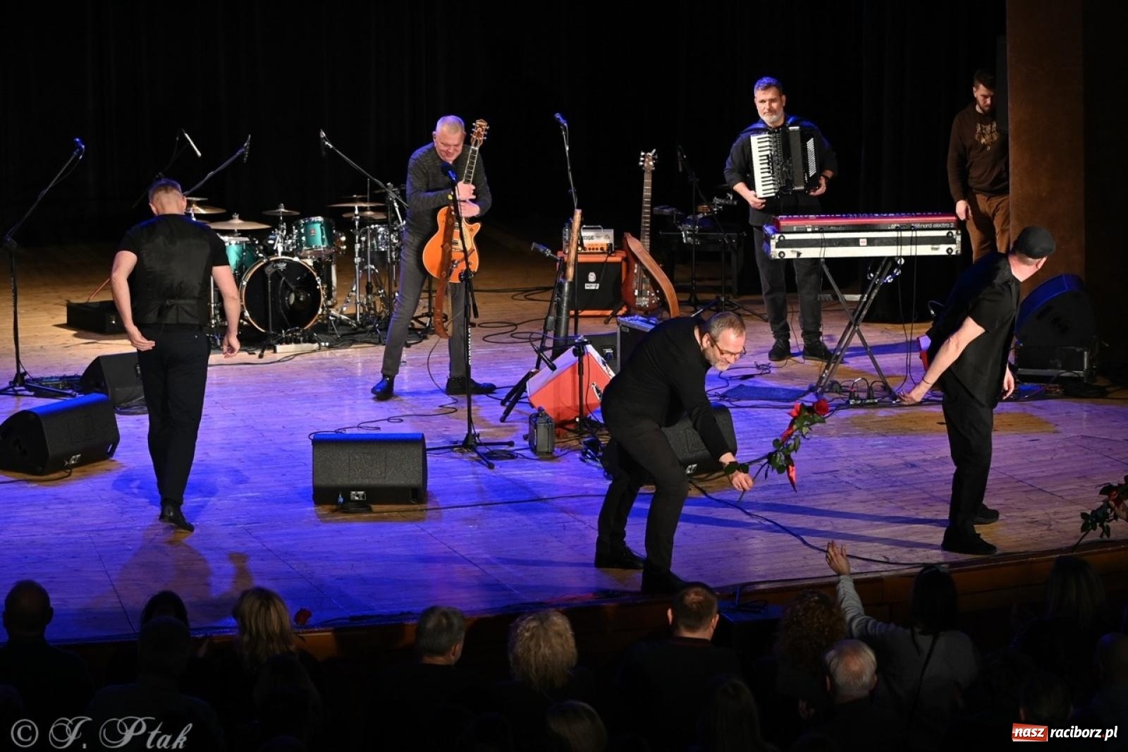 Zdjęcie w galerii na portalu naszraciborz.pl: Raz Dwa Trzy ponownie w Raciborzu. Koncert przypadł w ważną rocznicę wiadomości z regionu