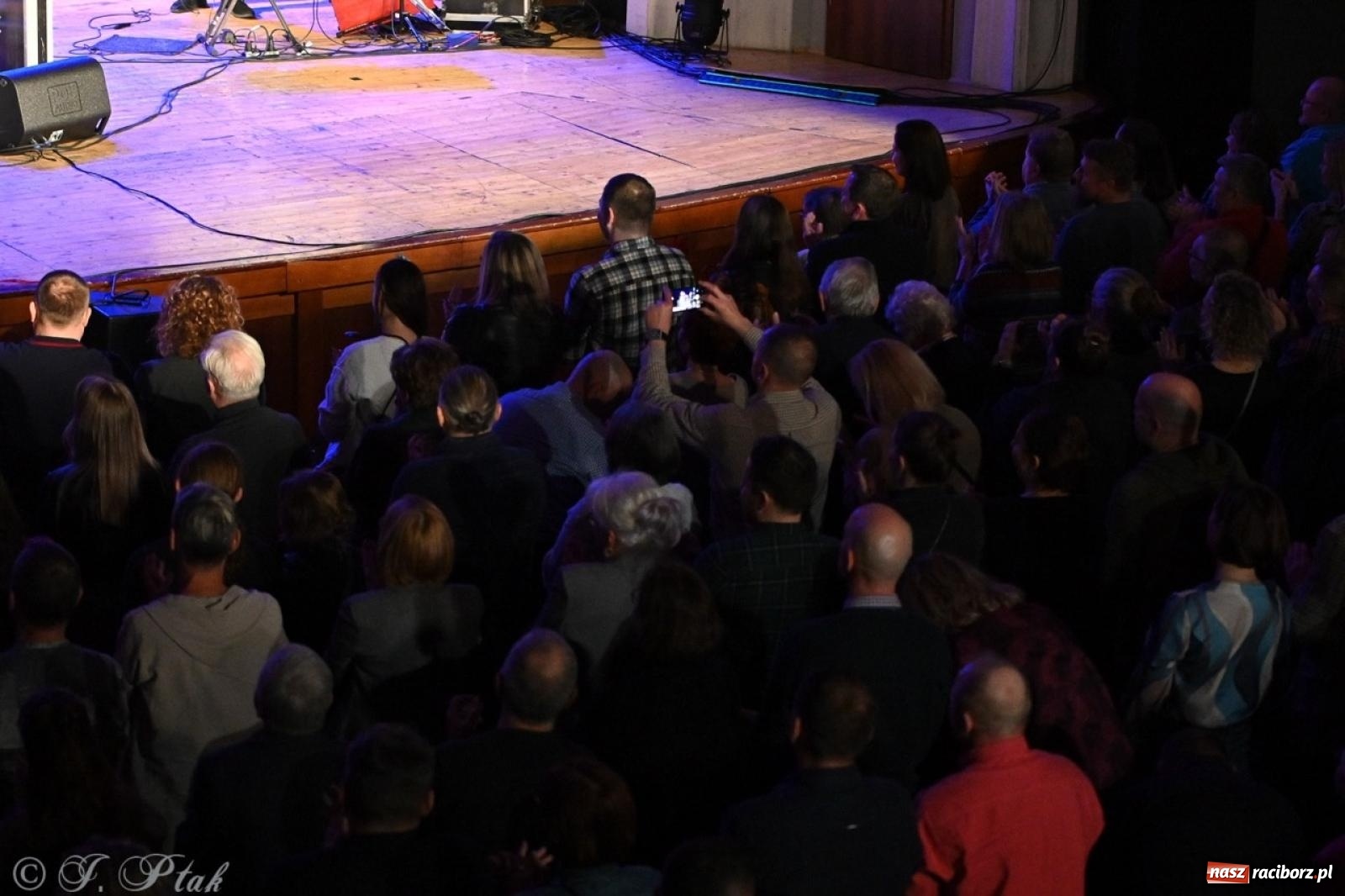 Zdjęcie w galerii na portalu naszraciborz.pl: Raz Dwa Trzy ponownie w Raciborzu. Koncert przypadł w ważną rocznicę wiadomości z regionu