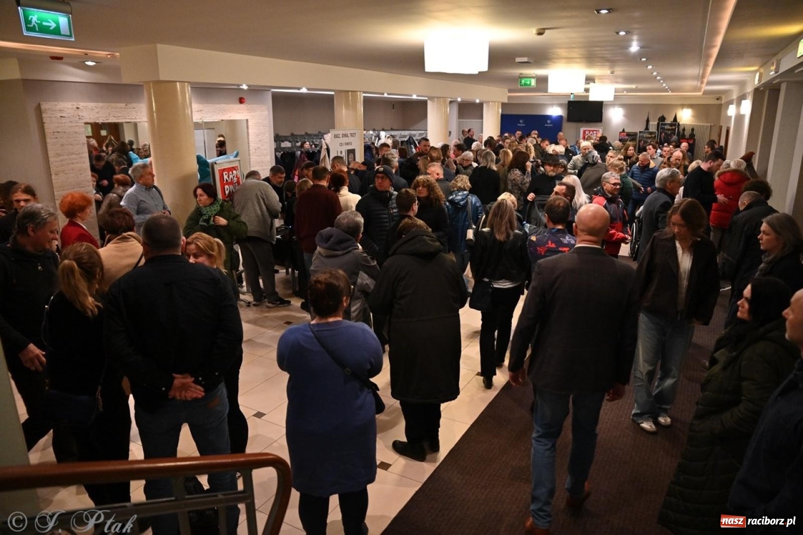 Zdjęcie w galerii na portalu naszraciborz.pl: Raz Dwa Trzy ponownie w Raciborzu. Koncert przypadł w ważną rocznicę wiadomości z regionu