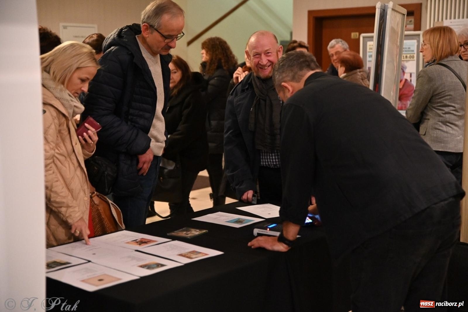 Zdjęcie w galerii na portalu naszraciborz.pl: Raz Dwa Trzy ponownie w Raciborzu. Koncert przypadł w ważną rocznicę wiadomości z regionu