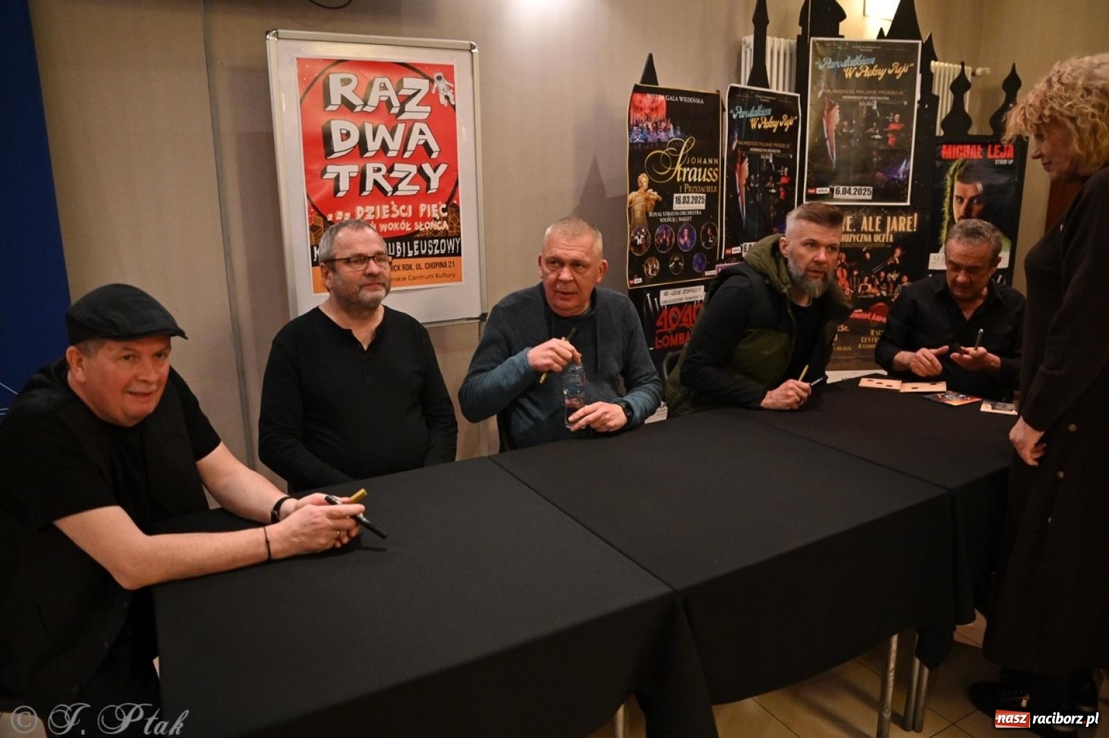 Zdjęcie w galerii na portalu naszraciborz.pl: Raz Dwa Trzy ponownie w Raciborzu. Koncert przypadł w ważną rocznicę wiadomości z regionu