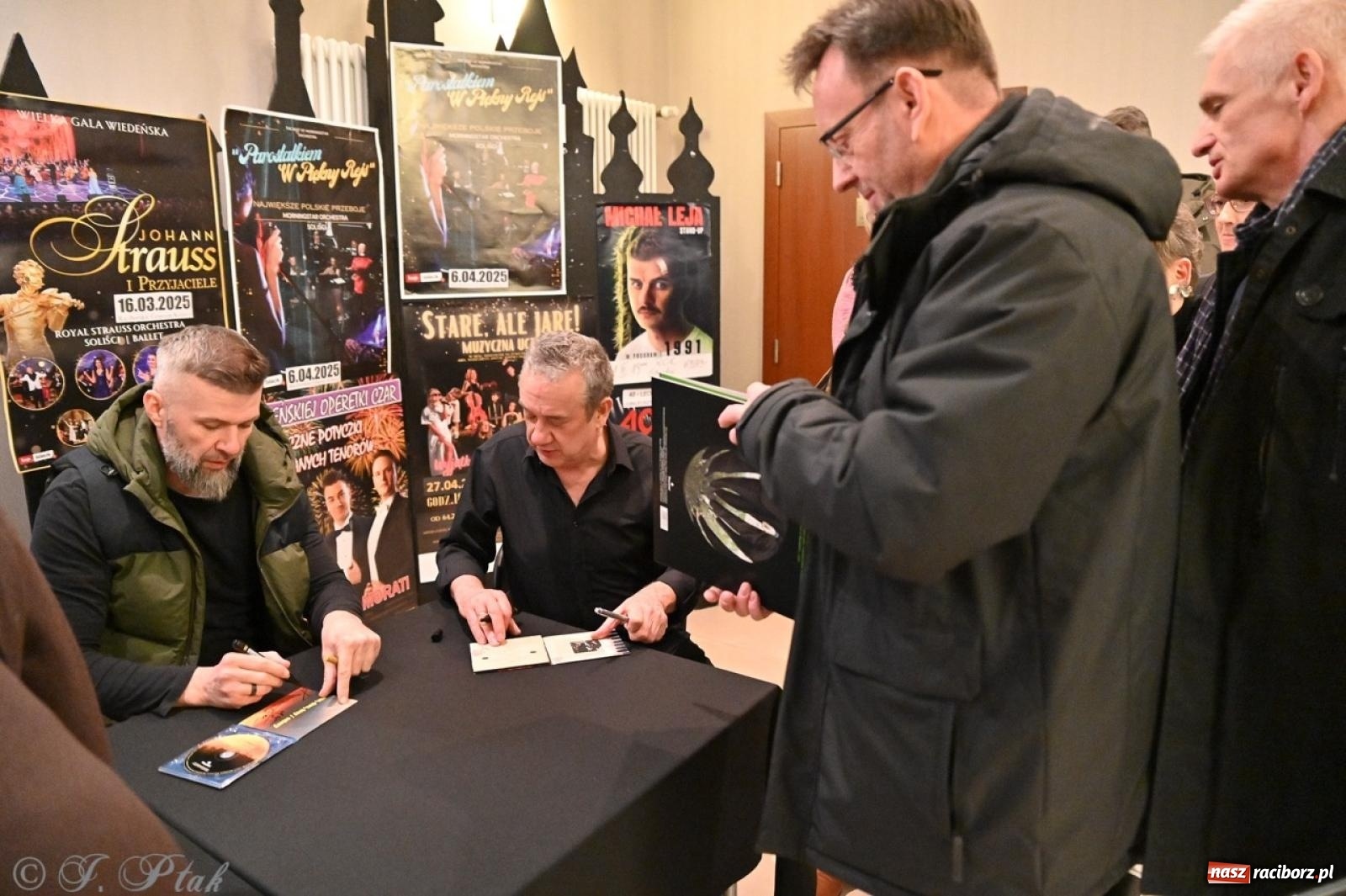 Zdjęcie w galerii na portalu naszraciborz.pl: Raz Dwa Trzy ponownie w Raciborzu. Koncert przypadł w ważną rocznicę wiadomości z regionu