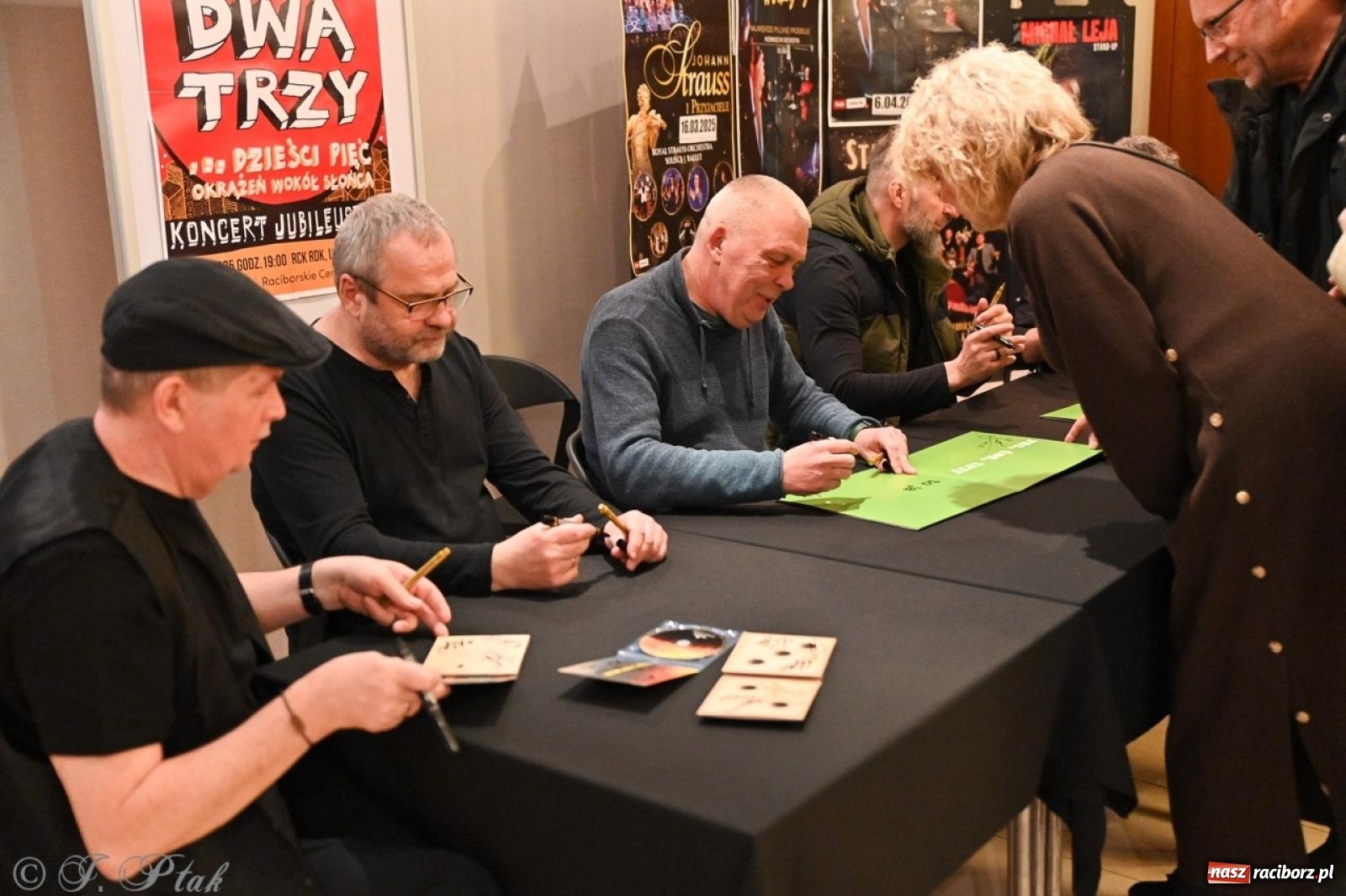 Zdjęcie w galerii na portalu naszraciborz.pl: Raz Dwa Trzy ponownie w Raciborzu. Koncert przypadł w ważną rocznicę wiadomości z regionu