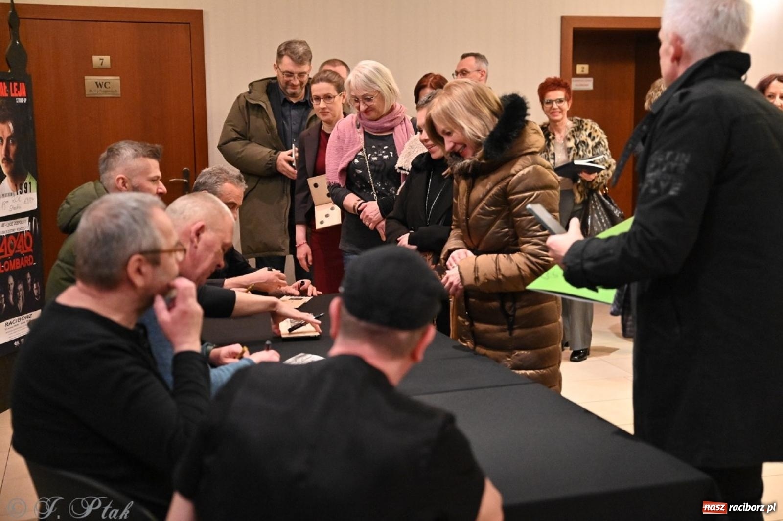 Zdjęcie w galerii na portalu naszraciborz.pl: Raz Dwa Trzy ponownie w Raciborzu. Koncert przypadł w ważną rocznicę wiadomości z regionu