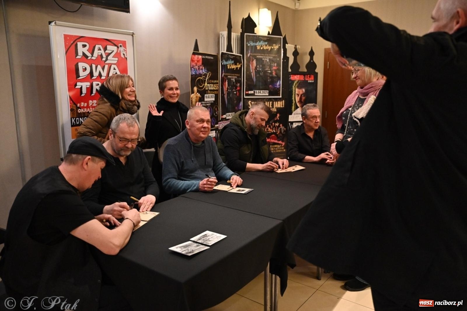 Zdjęcie w galerii na portalu naszraciborz.pl: Raz Dwa Trzy ponownie w Raciborzu. Koncert przypadł w ważną rocznicę wiadomości z regionu