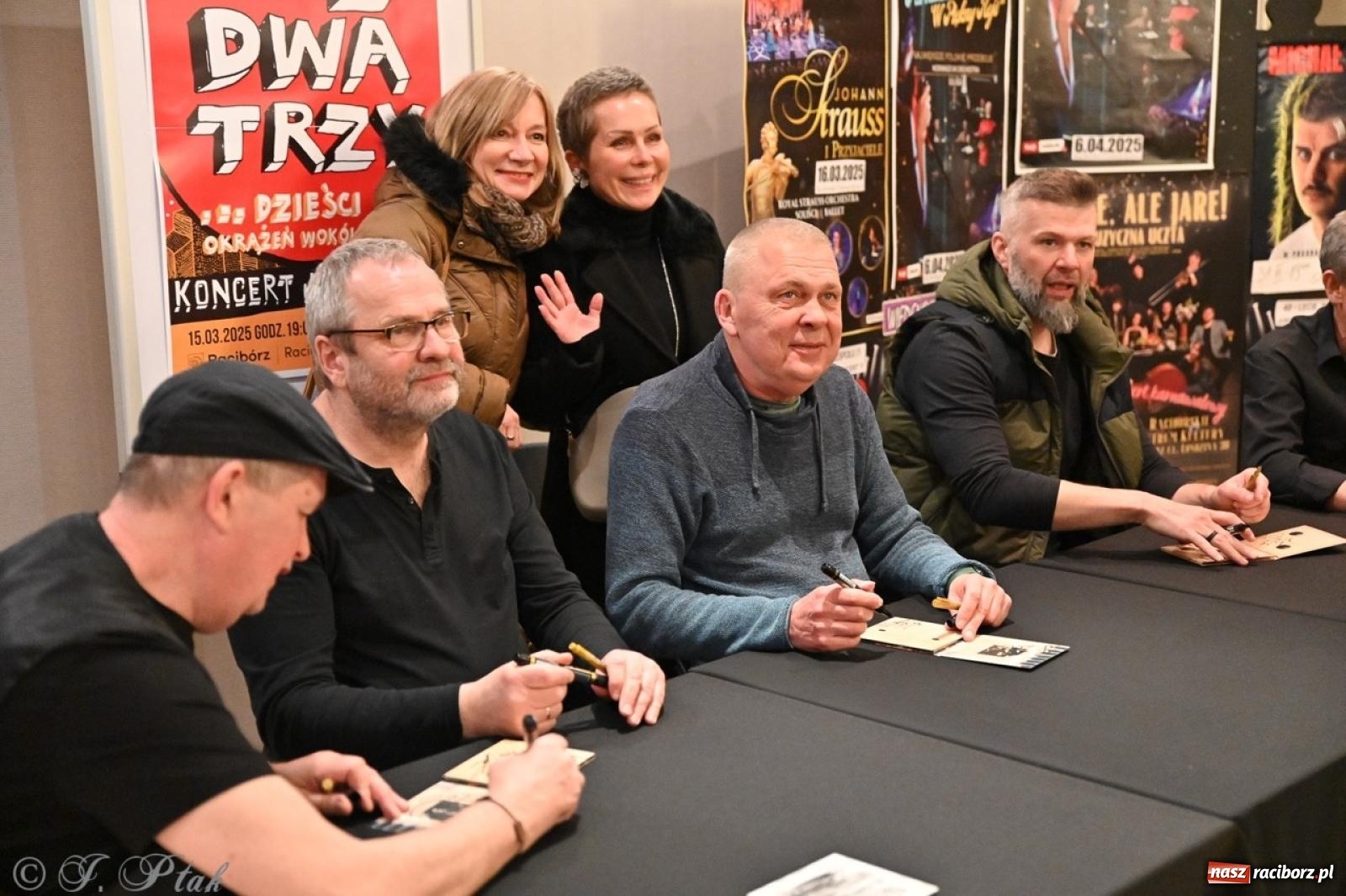 Zdjęcie w galerii na portalu naszraciborz.pl: Raz Dwa Trzy ponownie w Raciborzu. Koncert przypadł w ważną rocznicę wiadomości z regionu