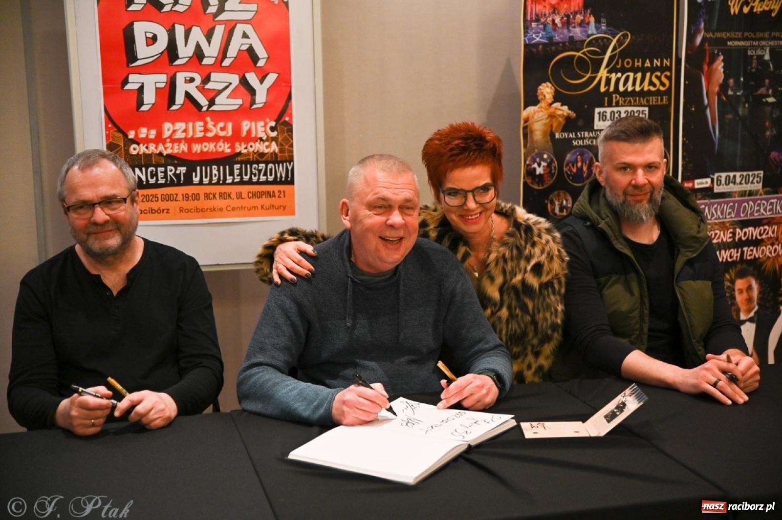 Zdjęcie w galerii na portalu naszraciborz.pl: Raz Dwa Trzy ponownie w Raciborzu. Koncert przypadł w ważną rocznicę wiadomości z regionu