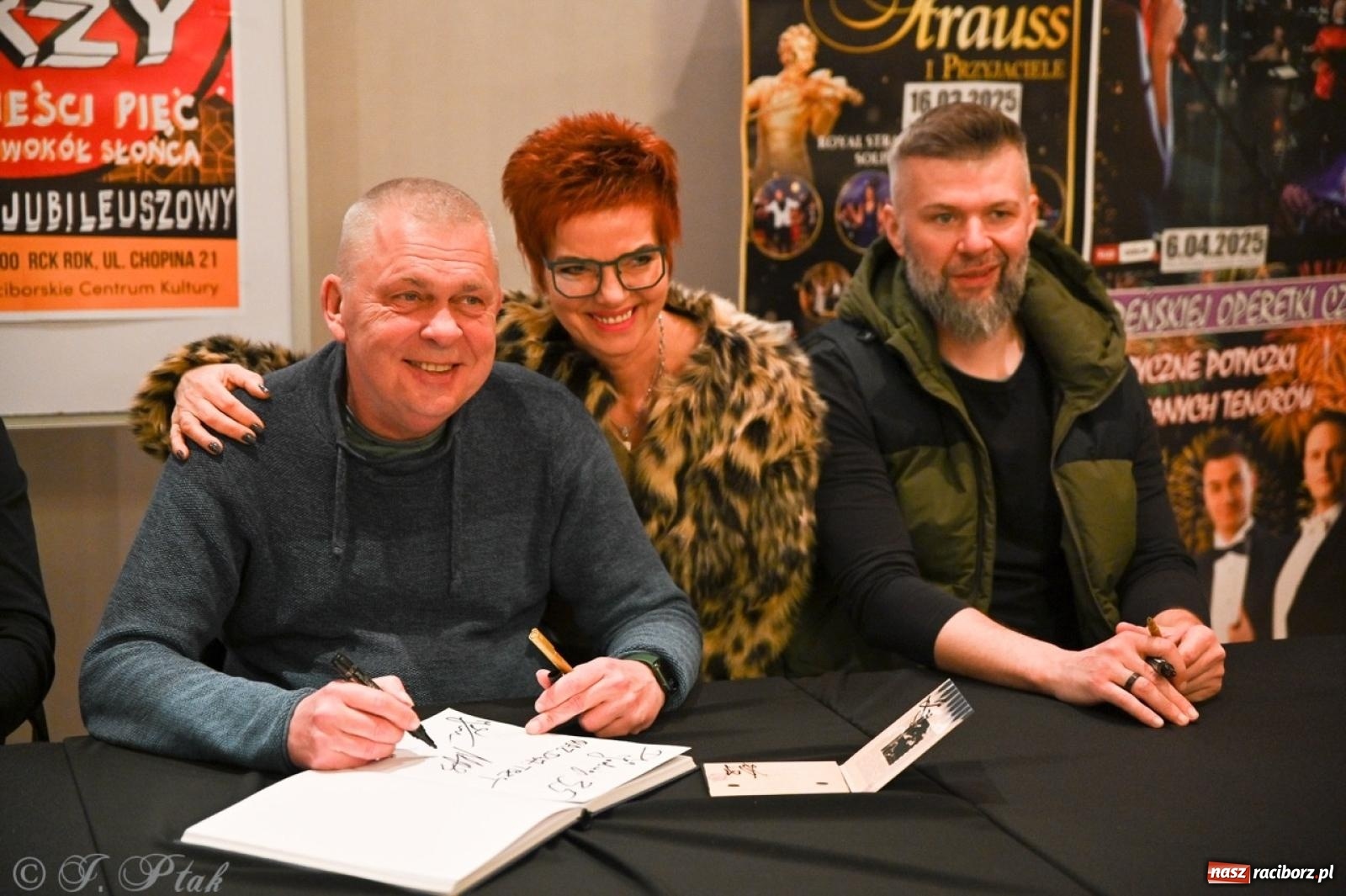 Zdjęcie w galerii na portalu naszraciborz.pl: Raz Dwa Trzy ponownie w Raciborzu. Koncert przypadł w ważną rocznicę wiadomości z regionu